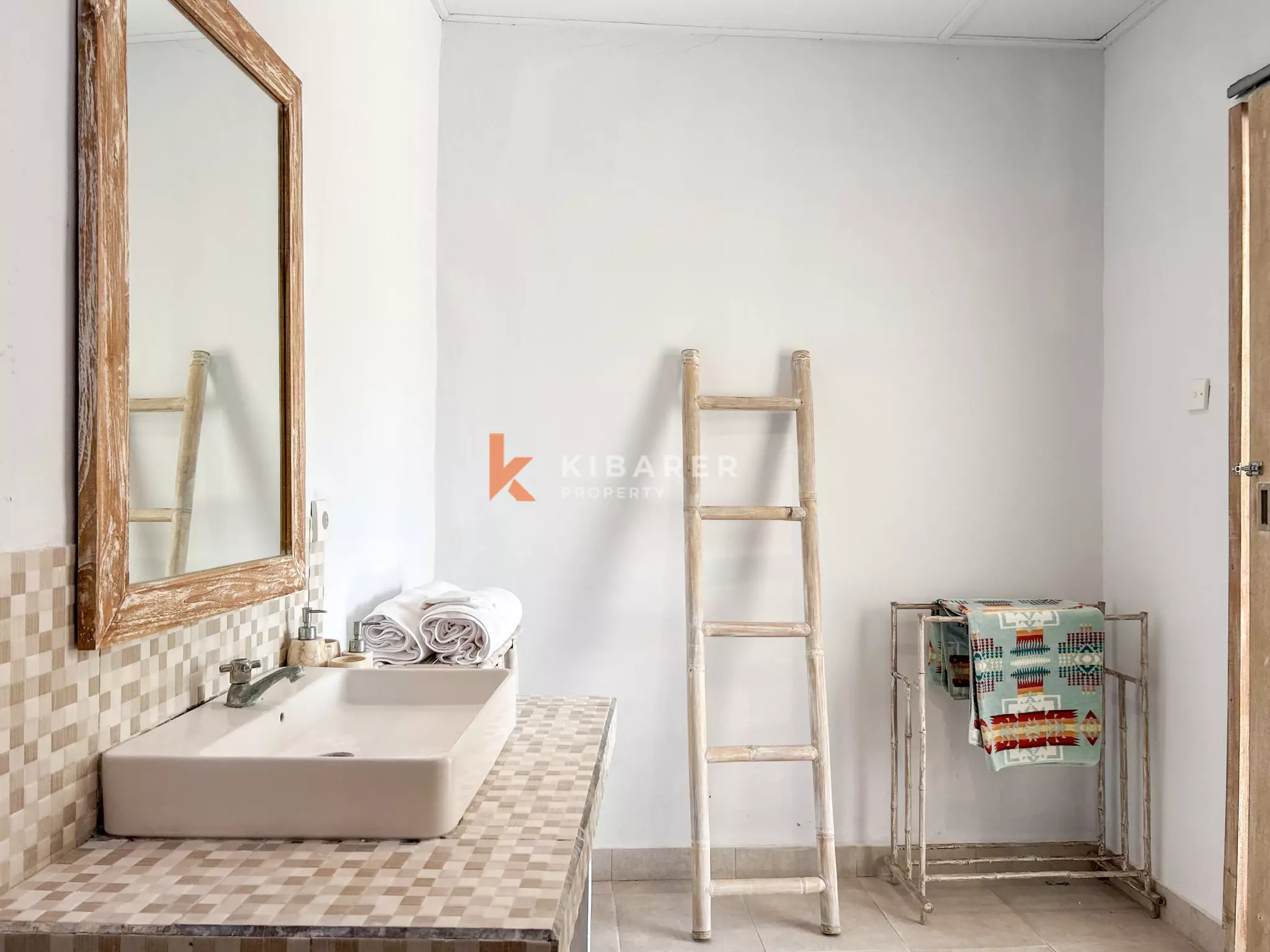 Villa Tropis Modern Dua Kamar Tidur dengan Kolam Renang Pribadi