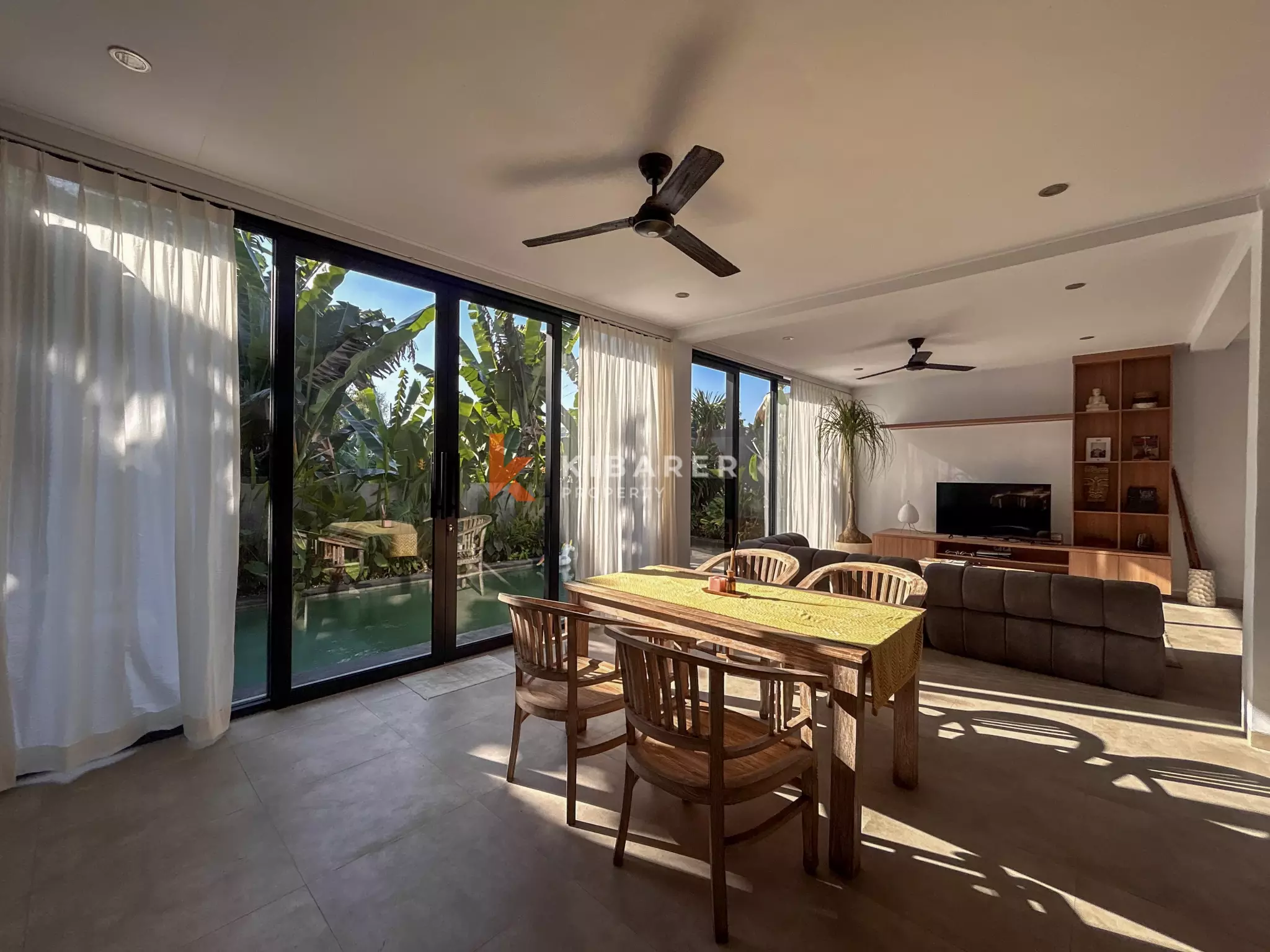 Villa Tropis Modern Dua Kamar Tidur dengan Kolam Renang Pribadi