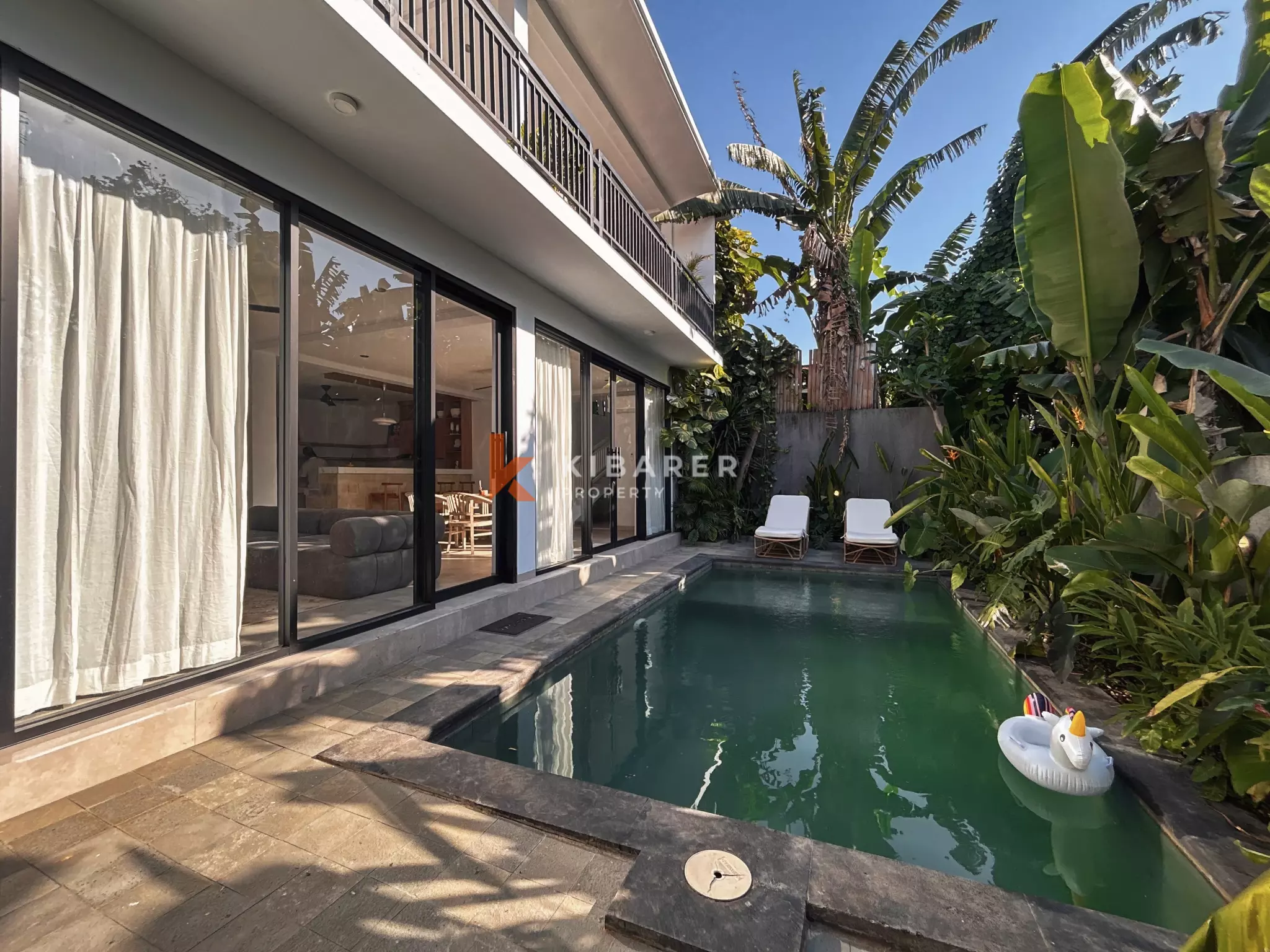 Villa Tropis Modern Dua Kamar Tidur dengan Kolam Renang Pribadi