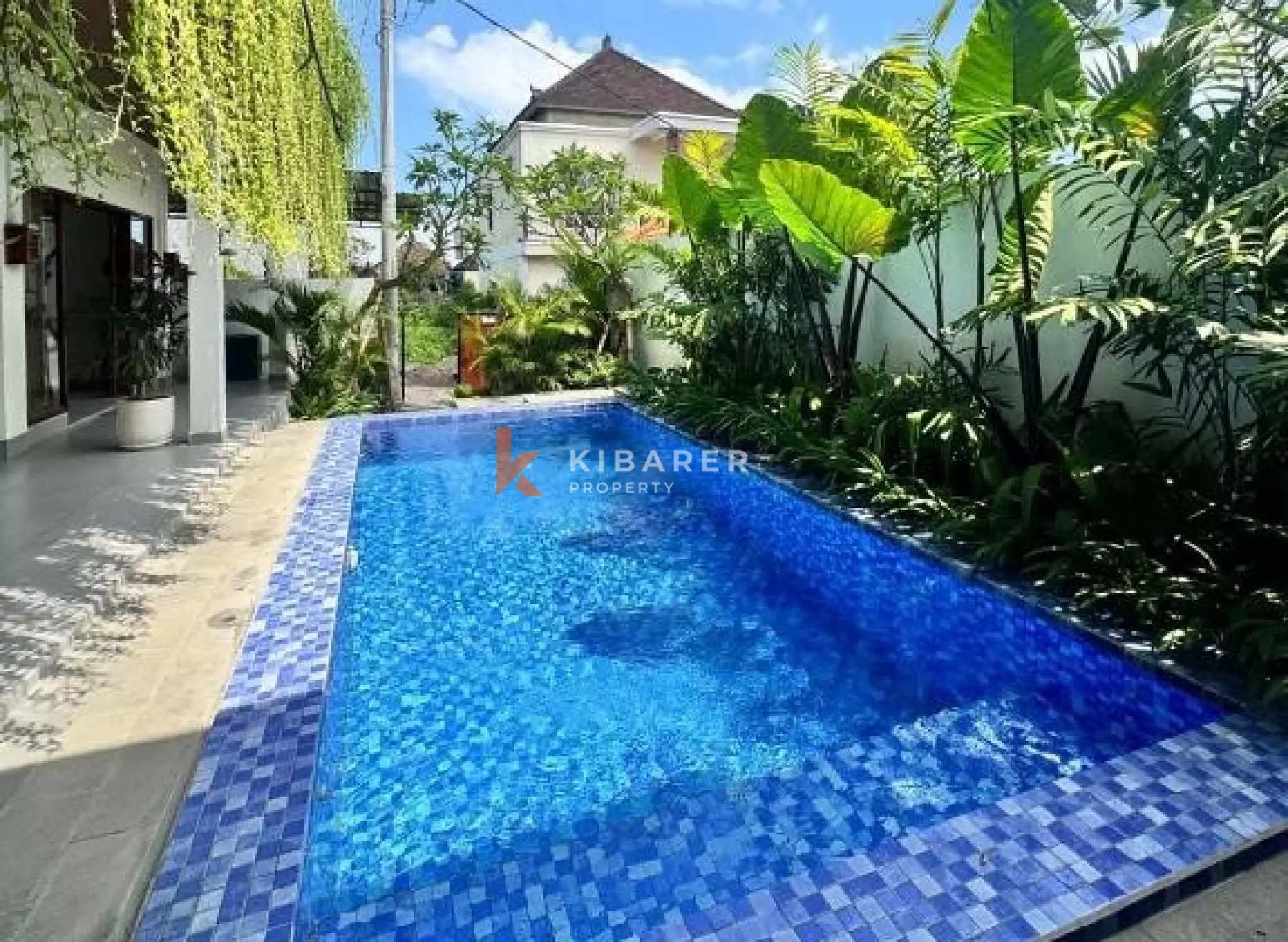 Rumah Tamu Baru dengan Delapan Kamar Tidur dan Ruang Tamu Terbuka di Area Pererenan Dekat Pantai