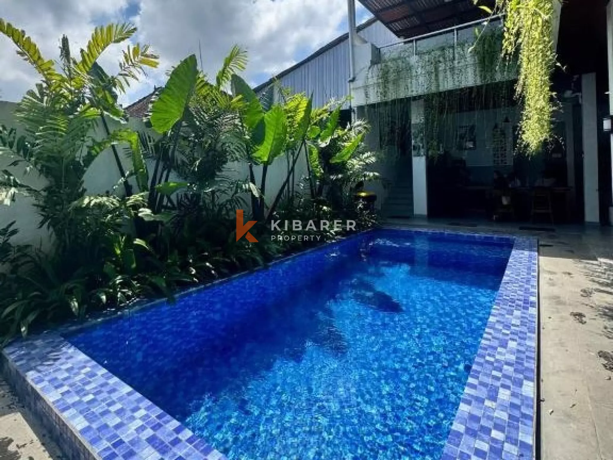 Rumah Tamu Baru dengan Delapan Kamar Tidur dan Ruang Tamu Terbuka di Area Pererenan Dekat Pantai