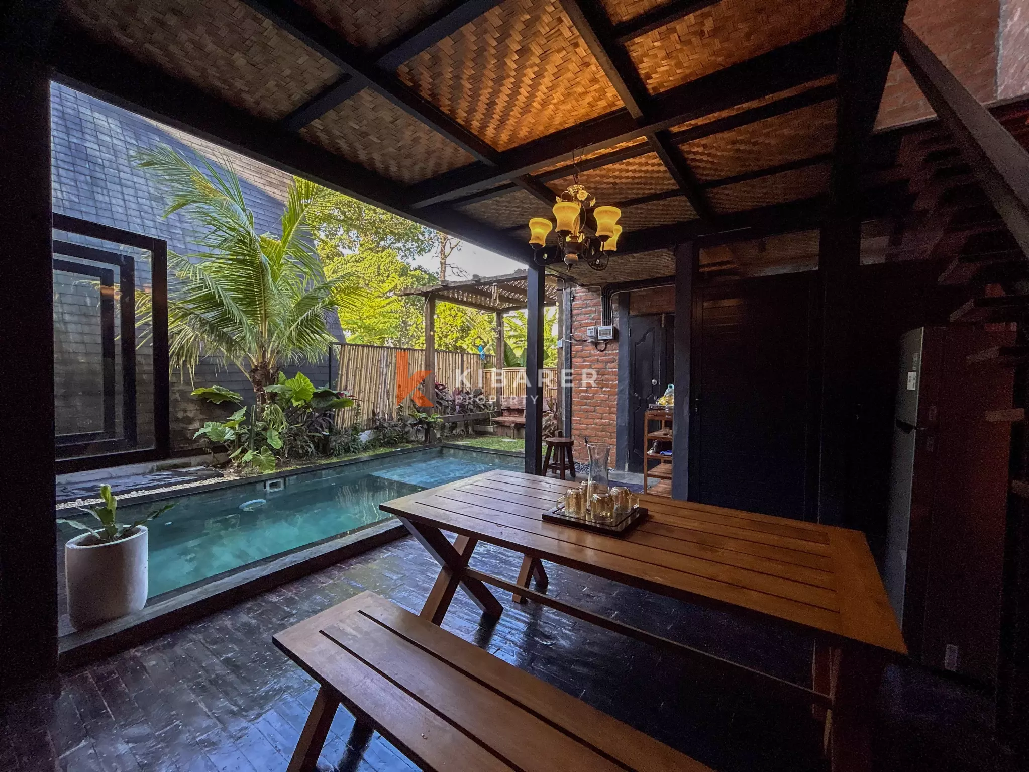 Villa Kayu Hangat Dua Kamar Tidur dengan Kolam Renang Pribadi di Kerobokan