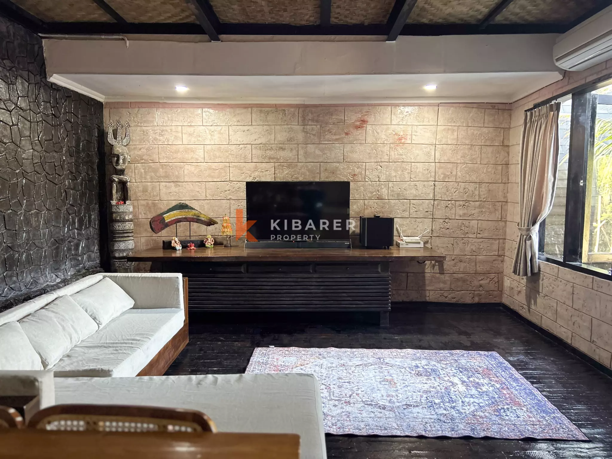 Villa Kayu Hangat Dua Kamar Tidur dengan Kolam Renang Pribadi di Kerobokan