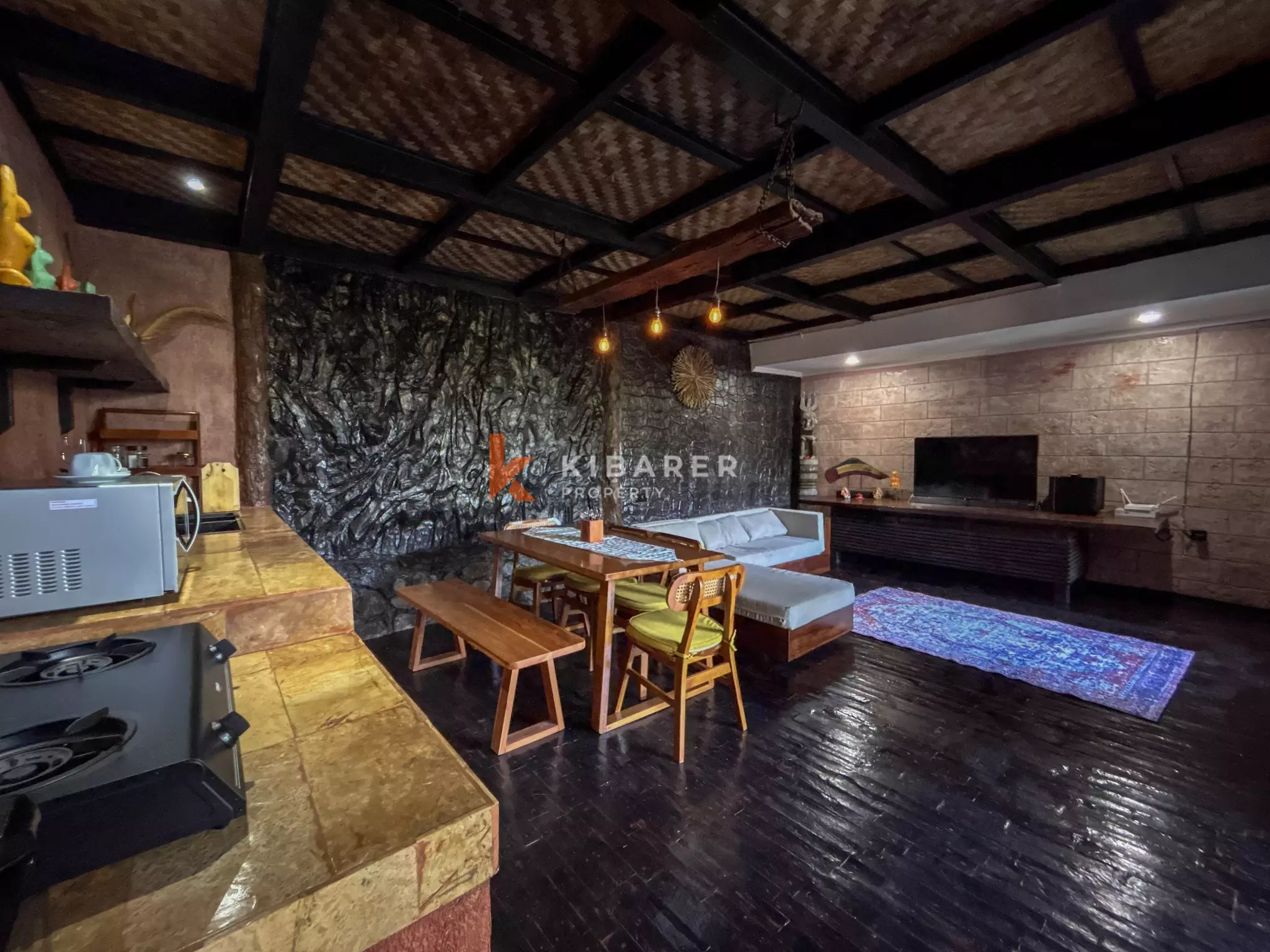Villa Kayu Hangat Dua Kamar Tidur dengan Kolam Renang Pribadi di Kerobokan
