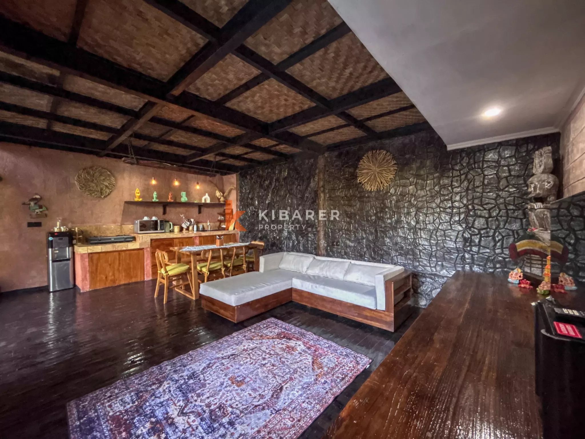 Villa Kayu Hangat Dua Kamar Tidur dengan Kolam Renang Pribadi di Kerobokan