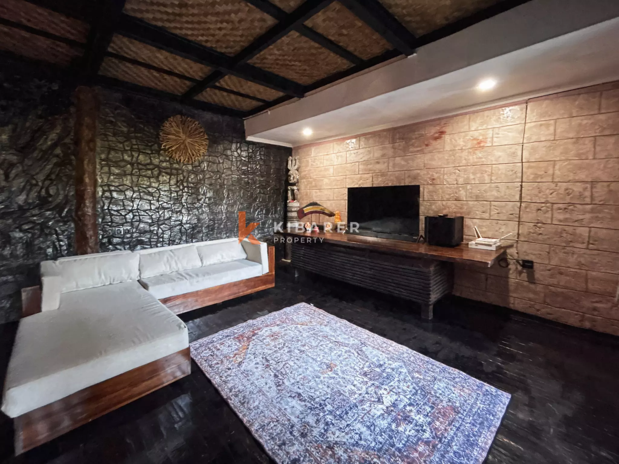 Villa Kayu Hangat Dua Kamar Tidur dengan Kolam Renang Pribadi di Kerobokan