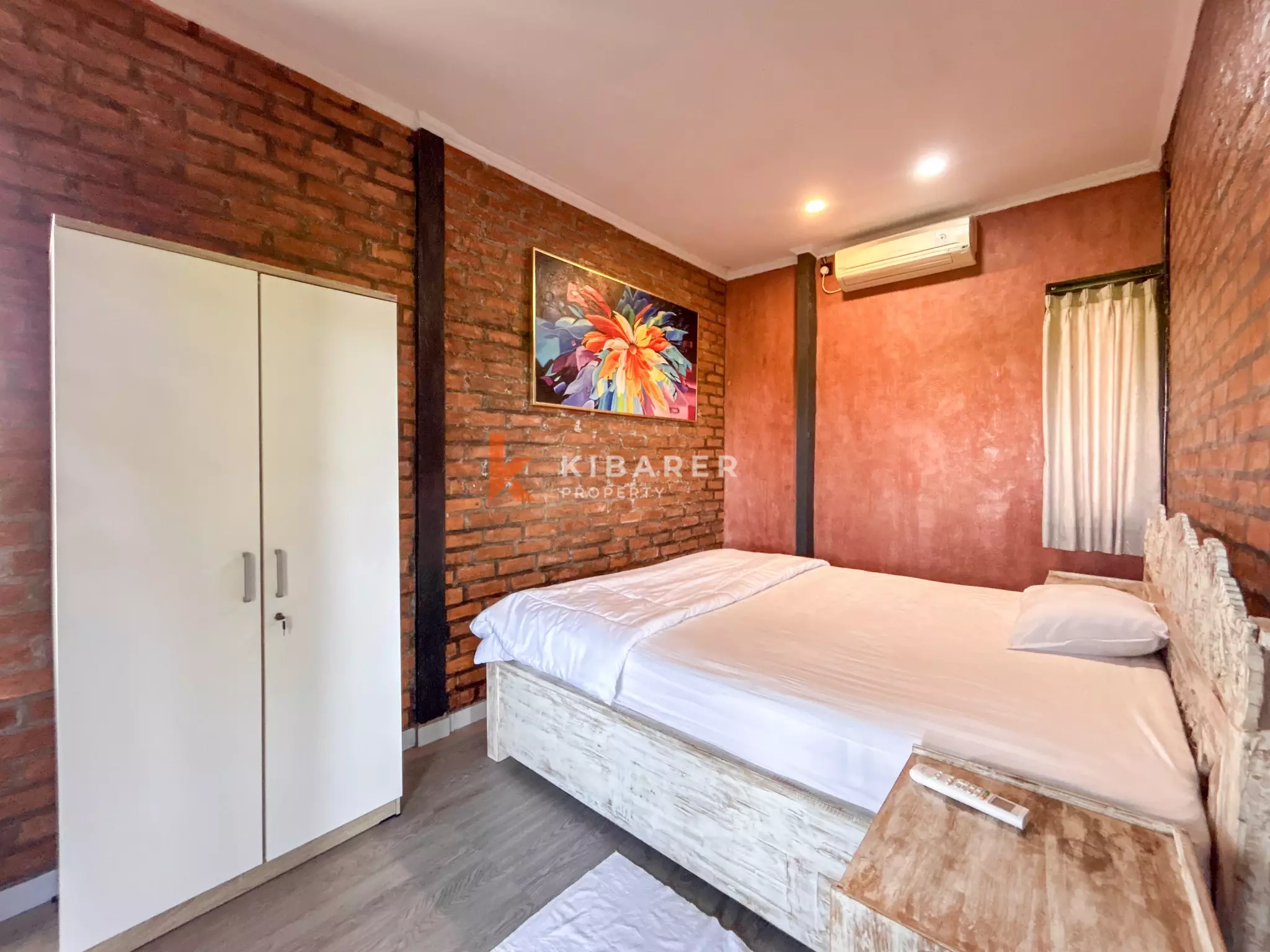 Villa Kayu Hangat Dua Kamar Tidur dengan Kolam Renang Pribadi di Kerobokan