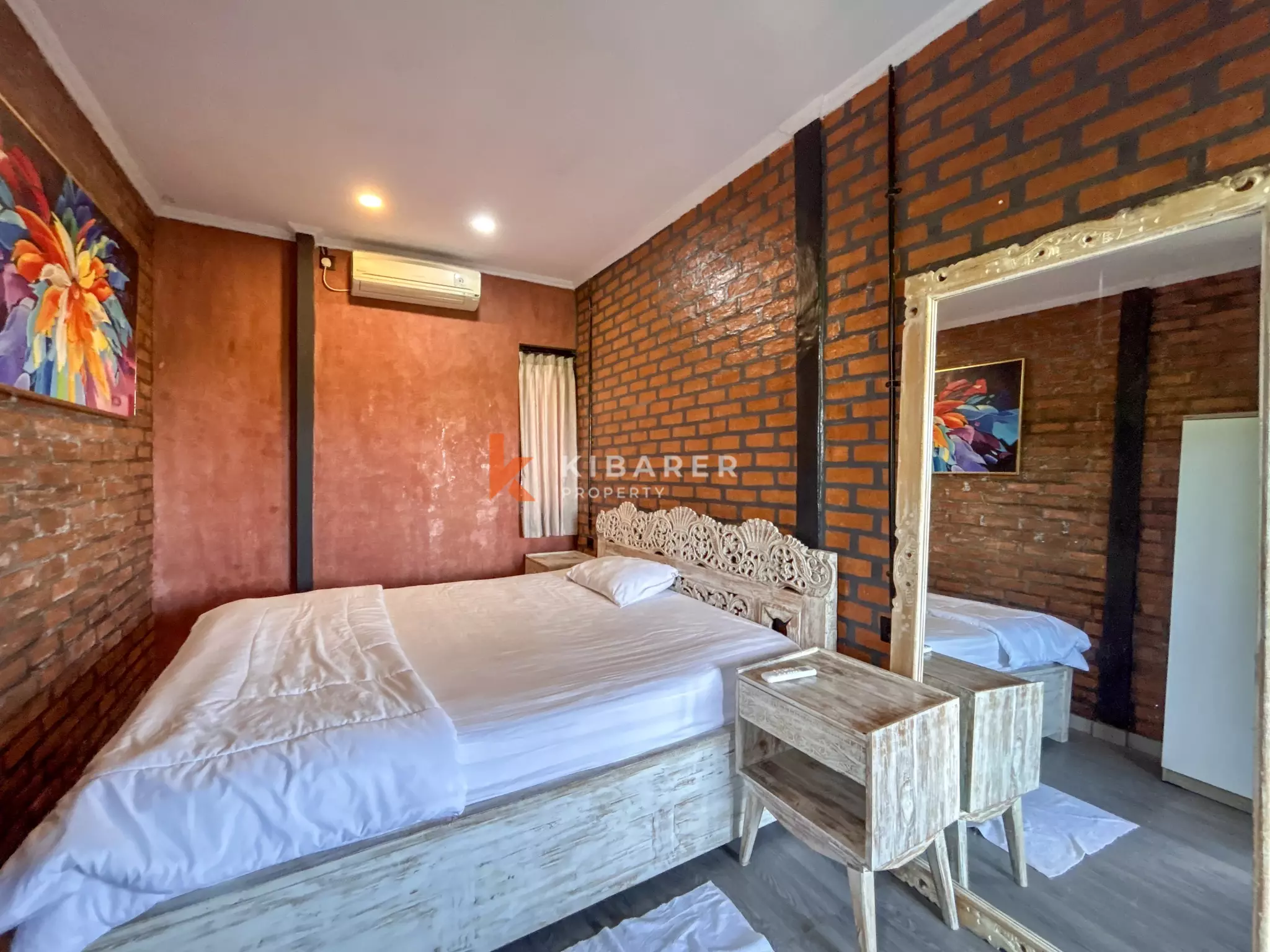 Villa Kayu Hangat Dua Kamar Tidur dengan Kolam Renang Pribadi di Kerobokan