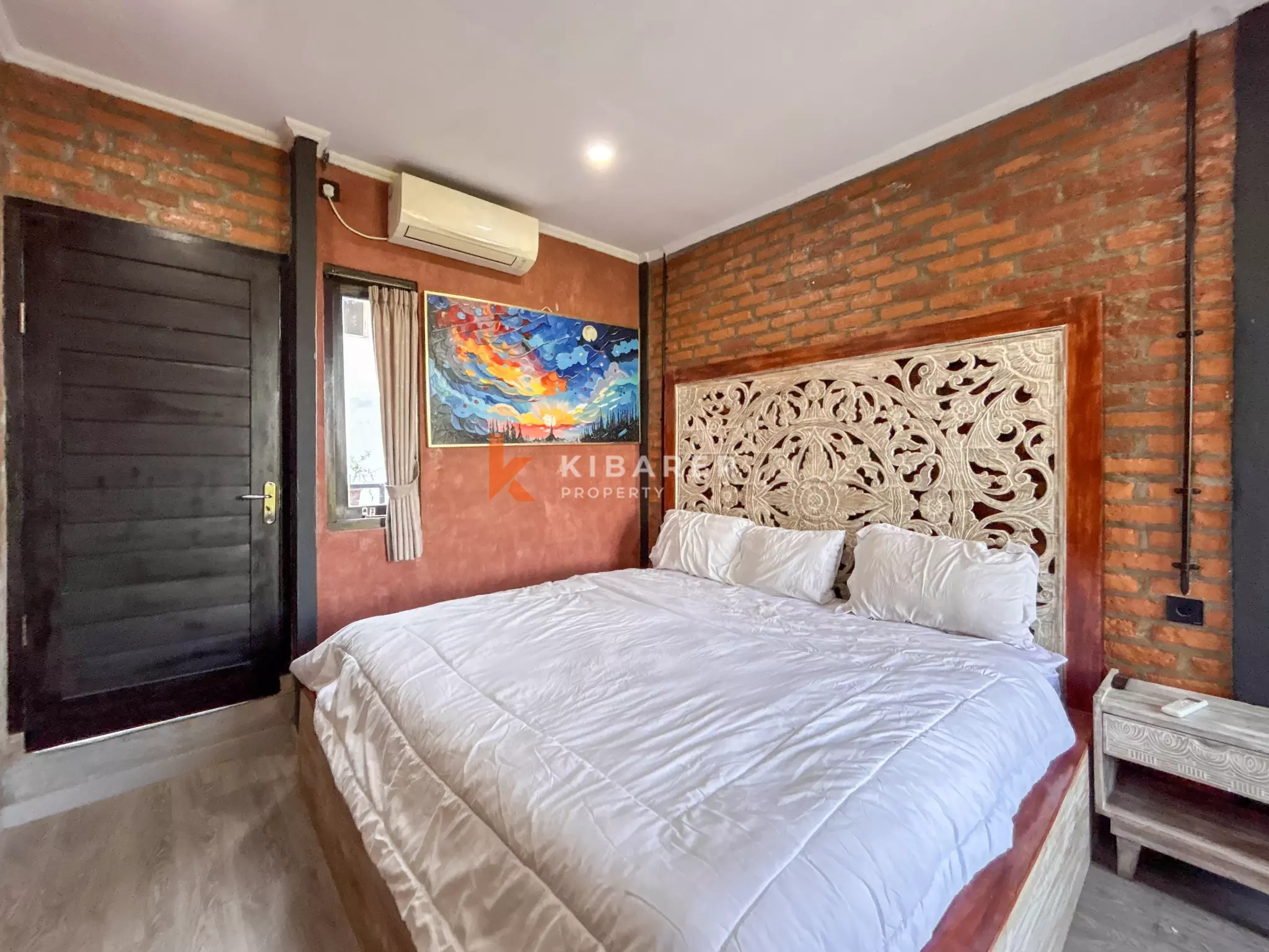 Villa Kayu Hangat Dua Kamar Tidur dengan Kolam Renang Pribadi di Kerobokan