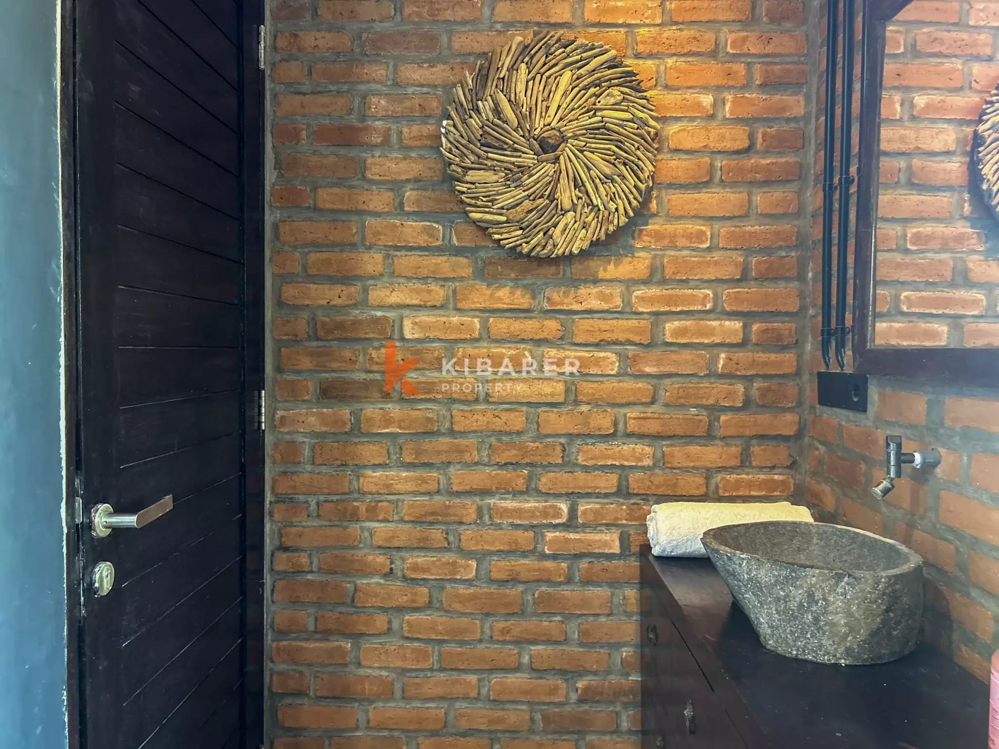 Villa Kayu Hangat Dua Kamar Tidur dengan Kolam Renang Pribadi di Kerobokan