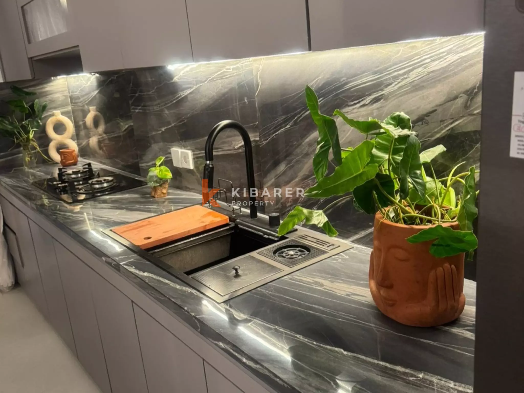 Villa Modern Dua Kamar Tidur dengan Kolam Renang Pribadi dan Rooftop Luas di Nyanyi