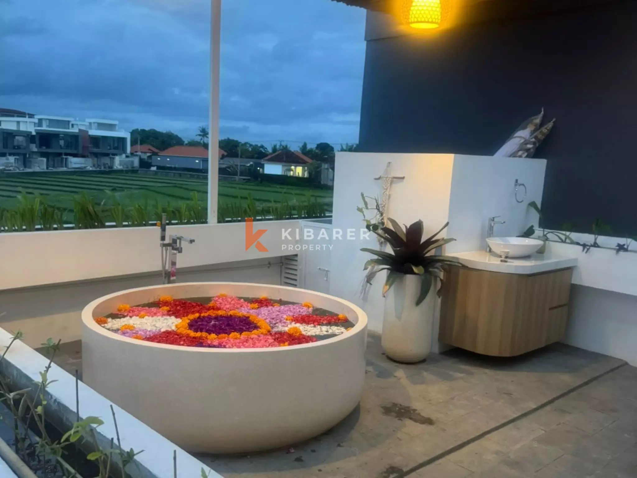Villa Modern Dua Kamar Tidur dengan Kolam Renang Pribadi dan Rooftop Luas di Nyanyi