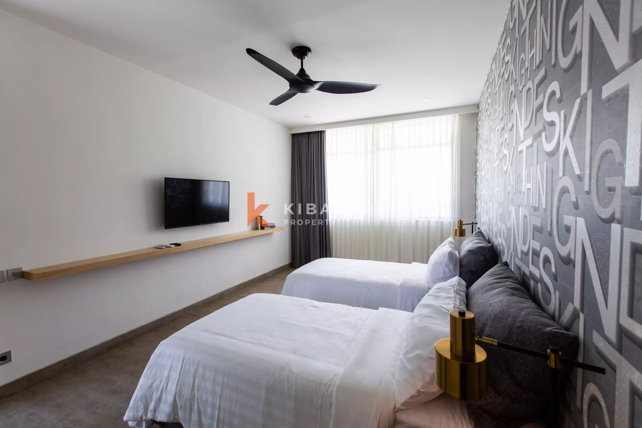 Villa Mewah Kontemporer Lima Kamar Tidur dengan Kolam Renang Luas di Canggu