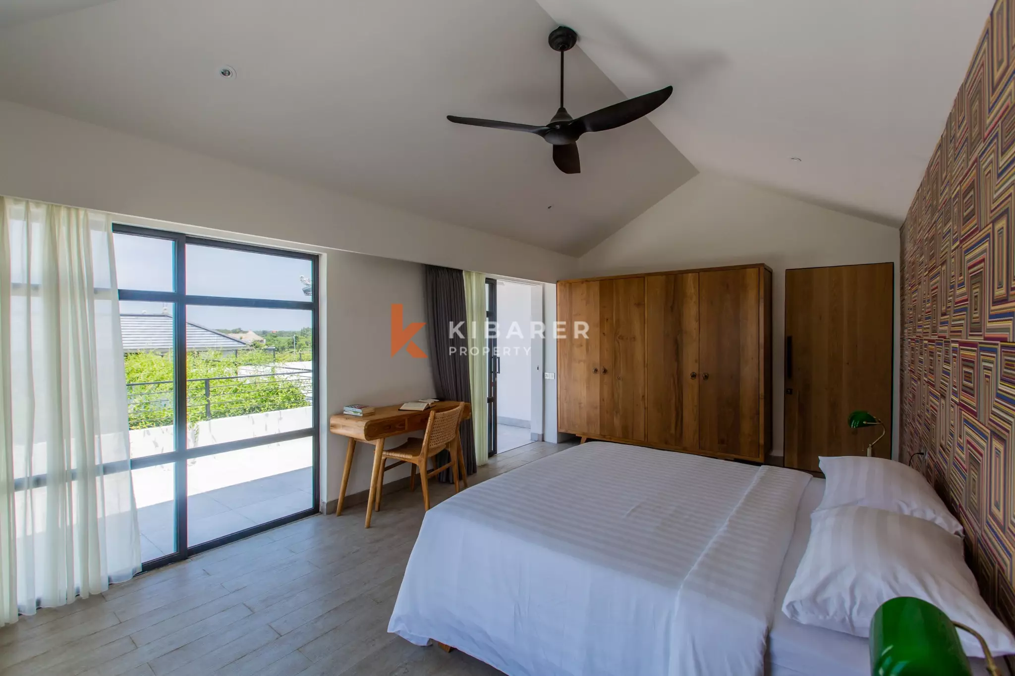 Villa Mewah Kontemporer Lima Kamar Tidur dengan Kolam Renang Luas di Canggu