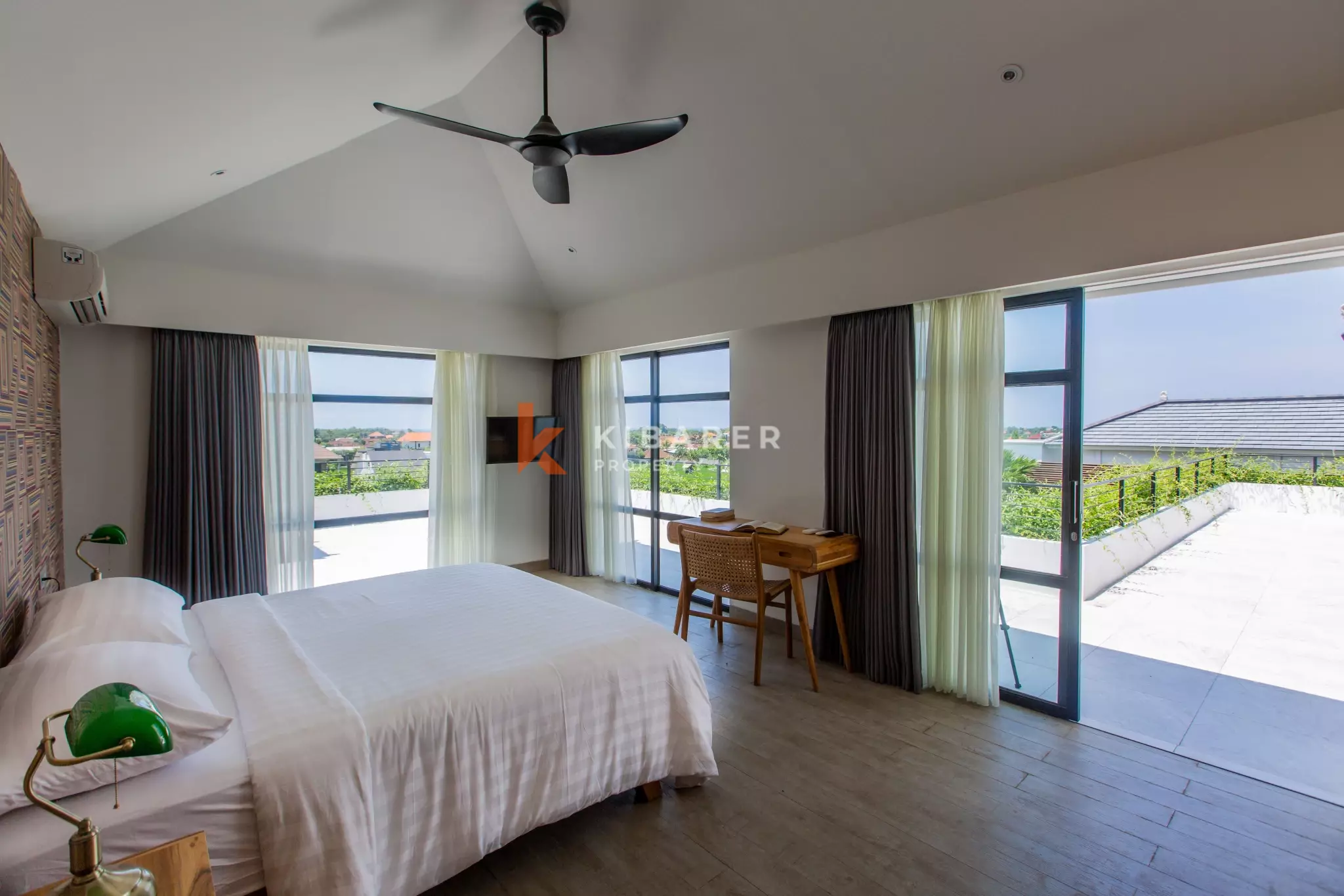 Villa Mewah Kontemporer Lima Kamar Tidur dengan Kolam Renang Luas di Canggu