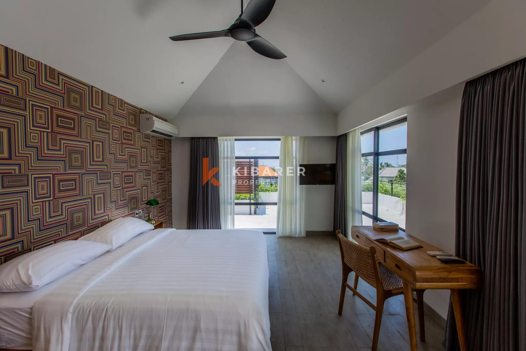 Villa Mewah Kontemporer Lima Kamar Tidur dengan Kolam Renang Luas di Canggu