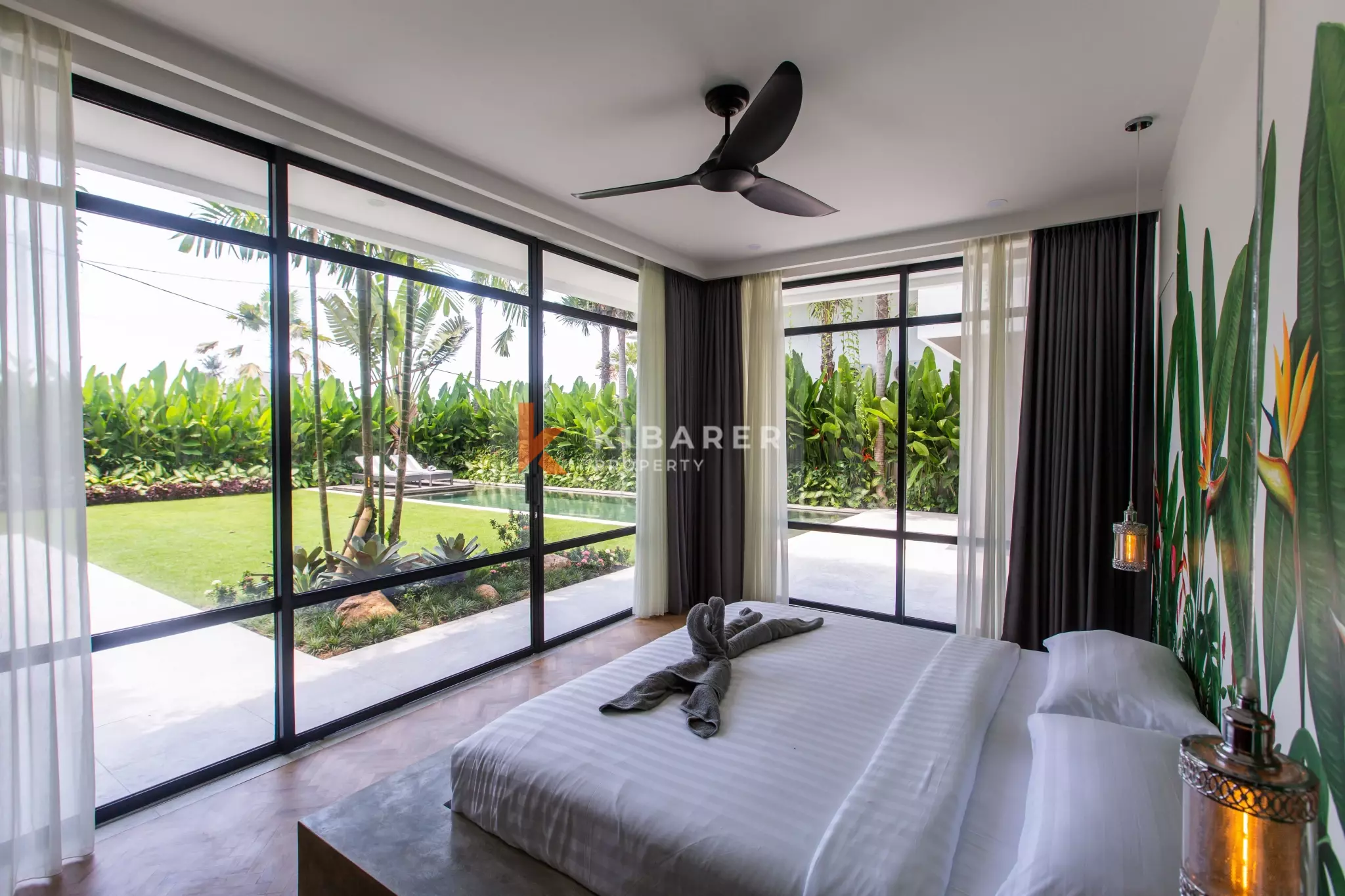 Villa Mewah Kontemporer Lima Kamar Tidur dengan Kolam Renang Luas di Canggu