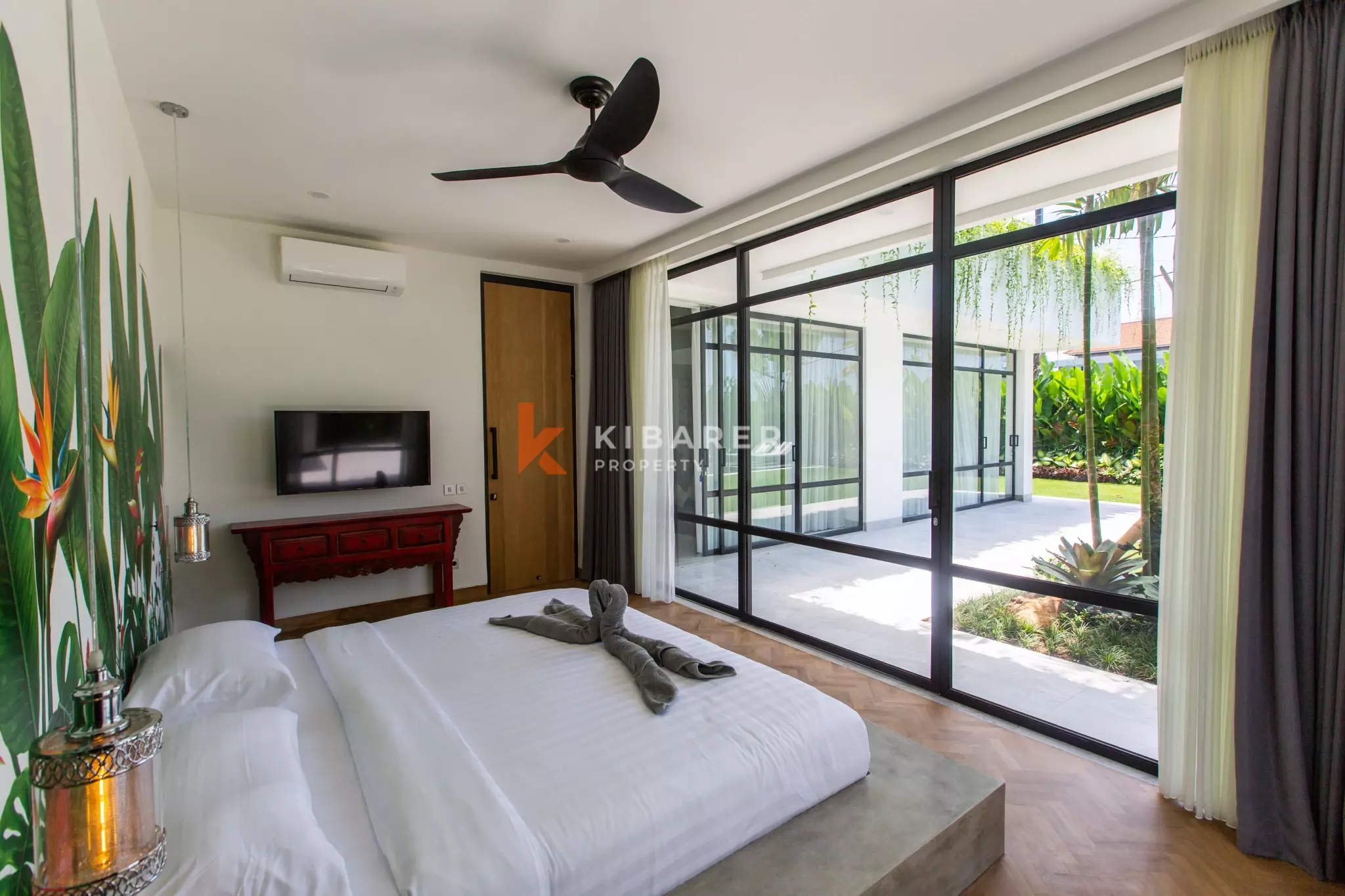 Villa Mewah Kontemporer Lima Kamar Tidur dengan Kolam Renang Luas di Canggu