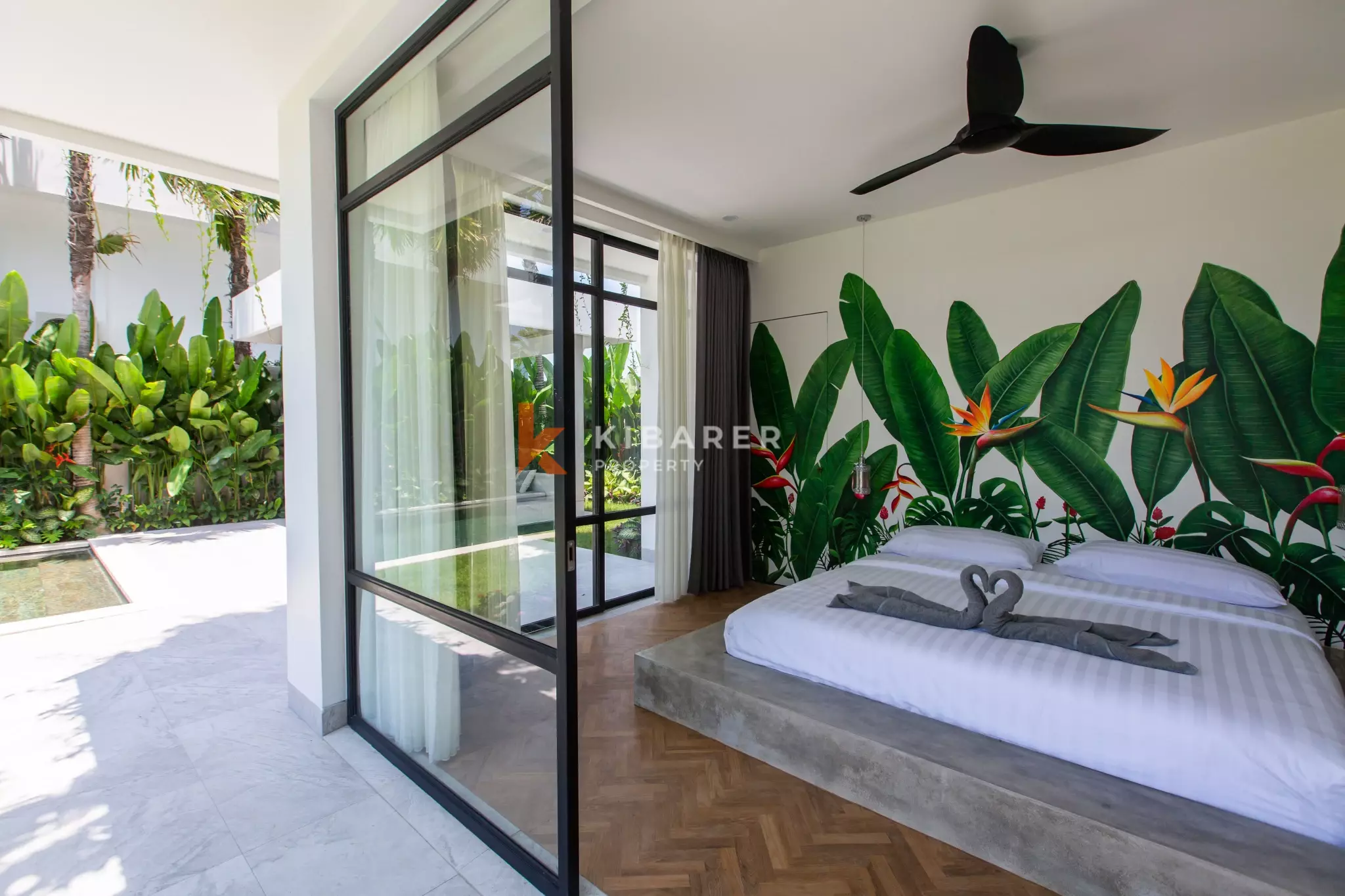 Villa Mewah Kontemporer Lima Kamar Tidur dengan Kolam Renang Luas di Canggu