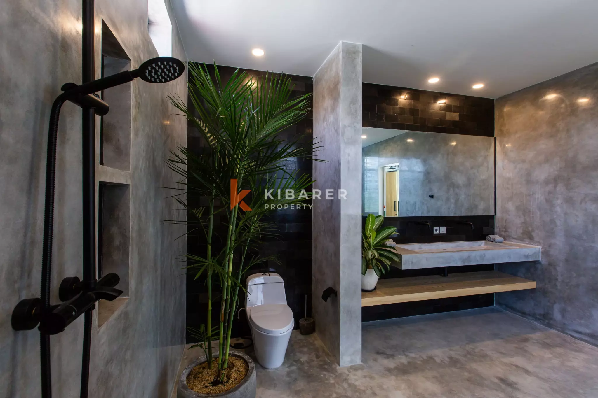 Villa Mewah Kontemporer Lima Kamar Tidur dengan Kolam Renang Luas di Canggu