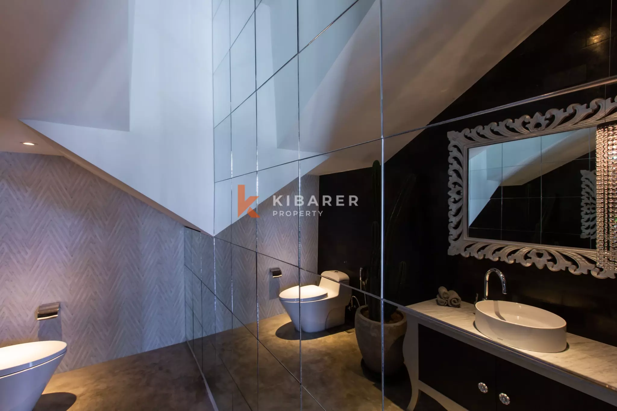 Villa Mewah Kontemporer Lima Kamar Tidur dengan Kolam Renang Luas di Canggu