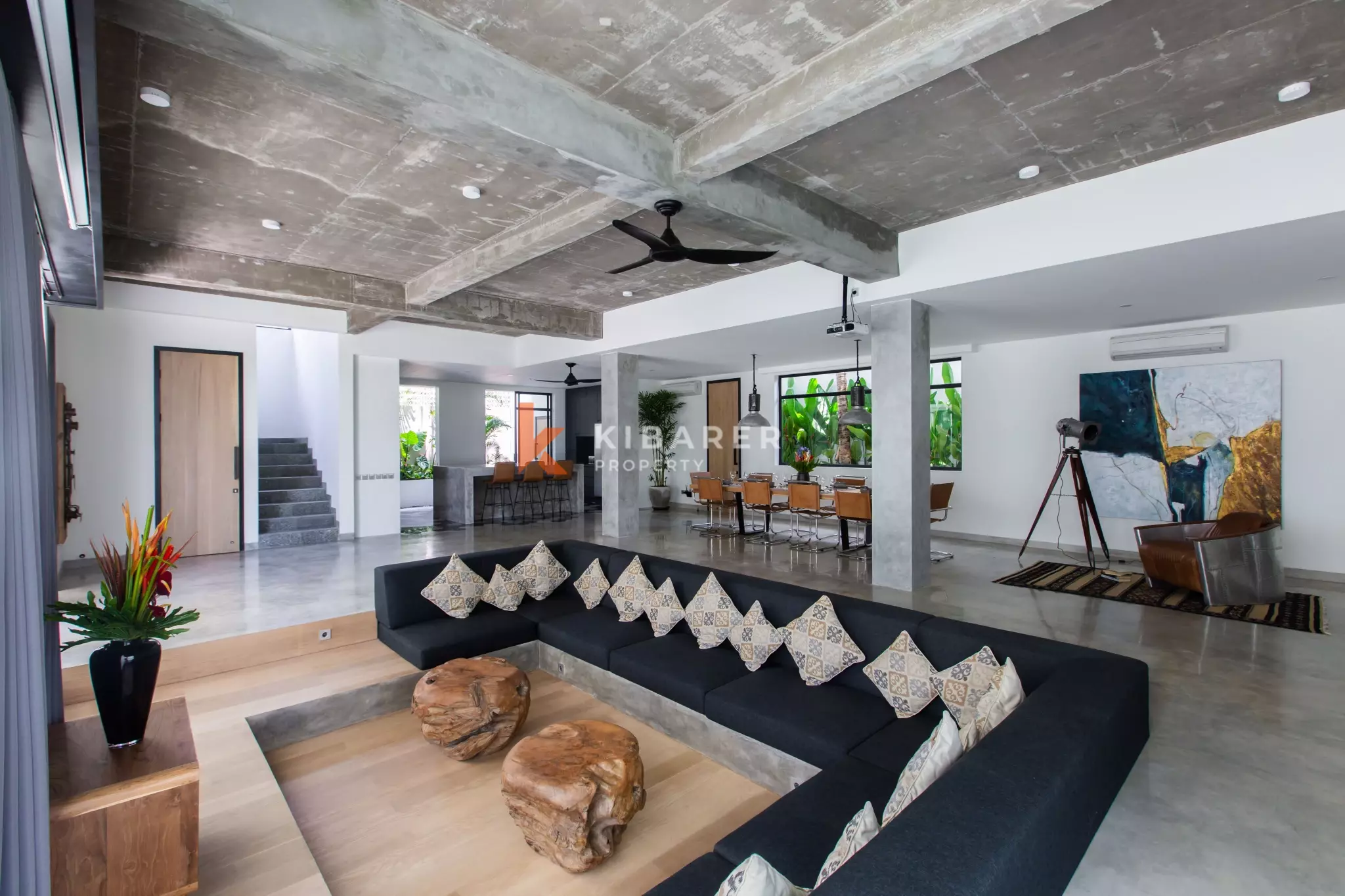Villa Mewah Kontemporer Lima Kamar Tidur dengan Kolam Renang Luas di Canggu