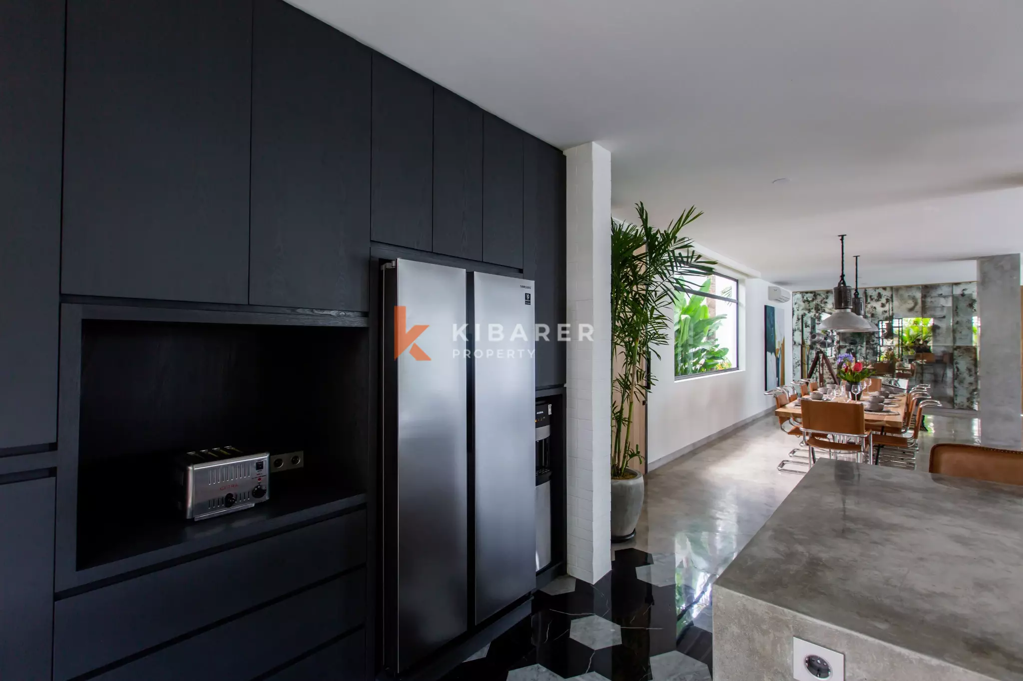 Villa Mewah Kontemporer Lima Kamar Tidur dengan Kolam Renang Luas di Canggu