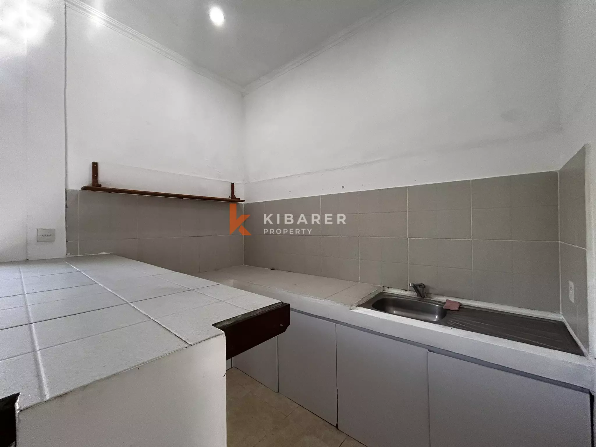 Villa Dua Kamar Tidur Bergaya Bali dengan Perabotan Semi Lengkap di Seminyak