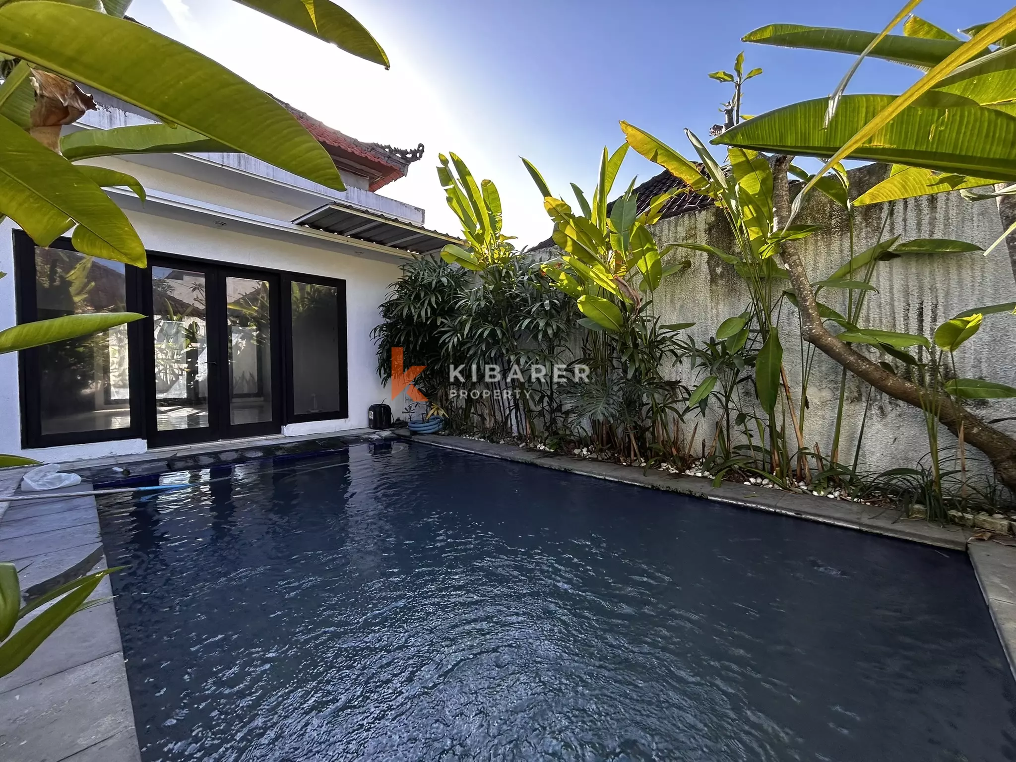 Villa Dua Kamar Tidur Bergaya Bali dengan Perabotan Semi Lengkap di Seminyak