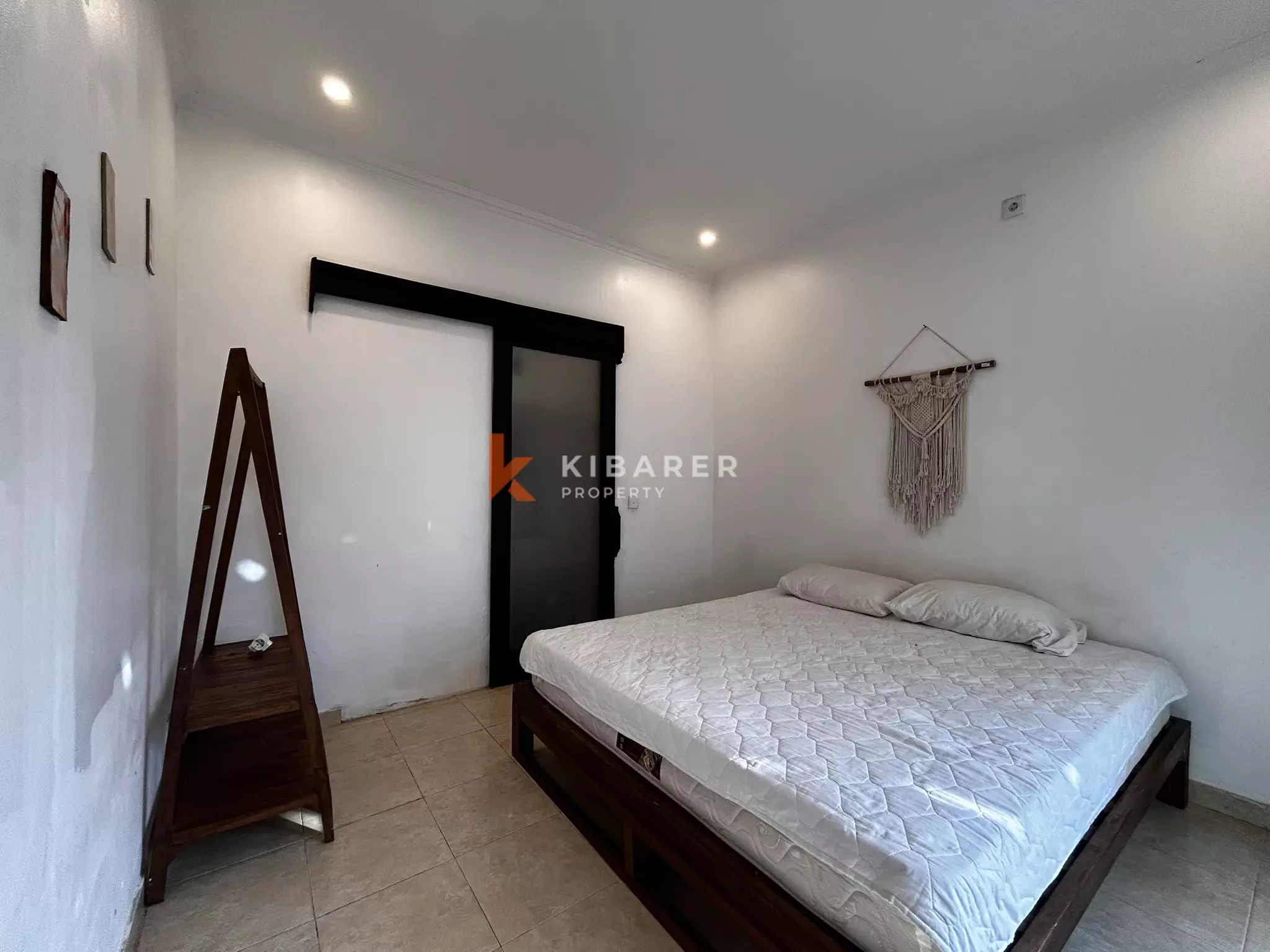 Villa Dua Kamar Tidur Bergaya Bali dengan Perabotan Semi Lengkap di Seminyak