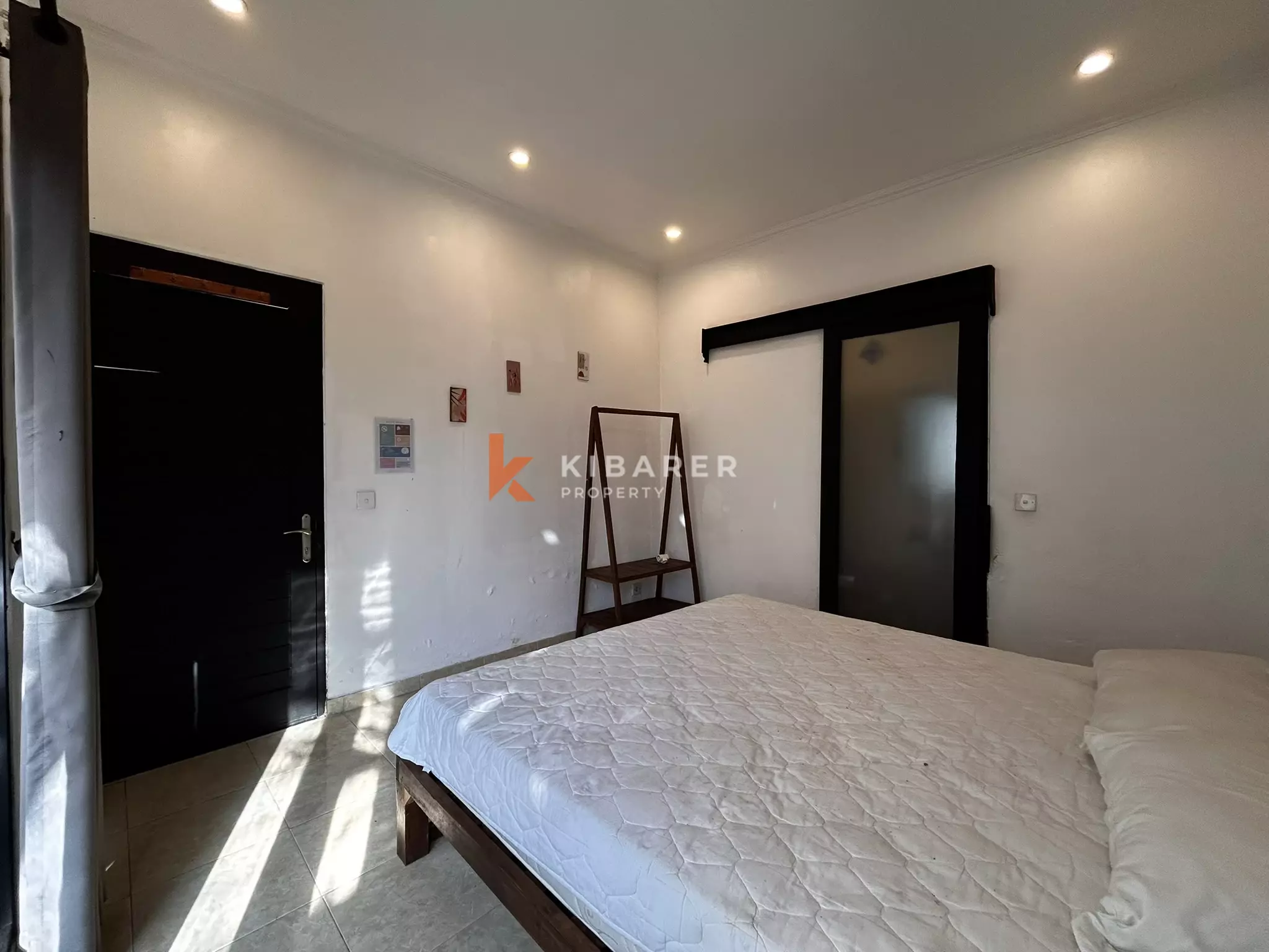 Villa Dua Kamar Tidur Bergaya Bali dengan Perabotan Semi Lengkap di Seminyak