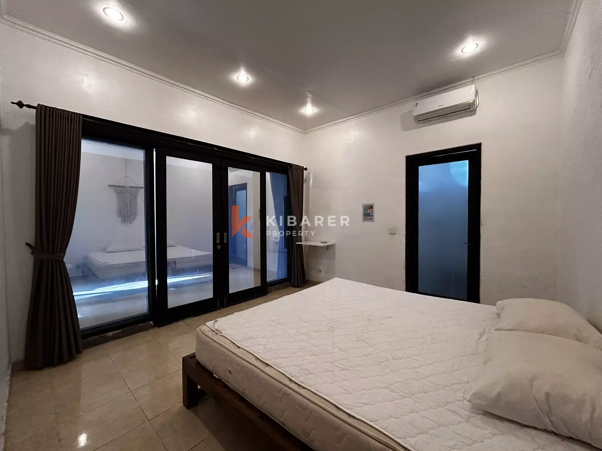 Villa Dua Kamar Tidur Bergaya Bali dengan Perabotan Semi Lengkap di Seminyak