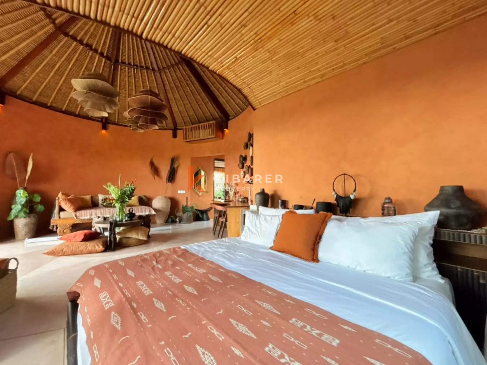 Kemegahan Tropis – Vila Lima Kamar Tidur dengan Taman Luas di Seseh