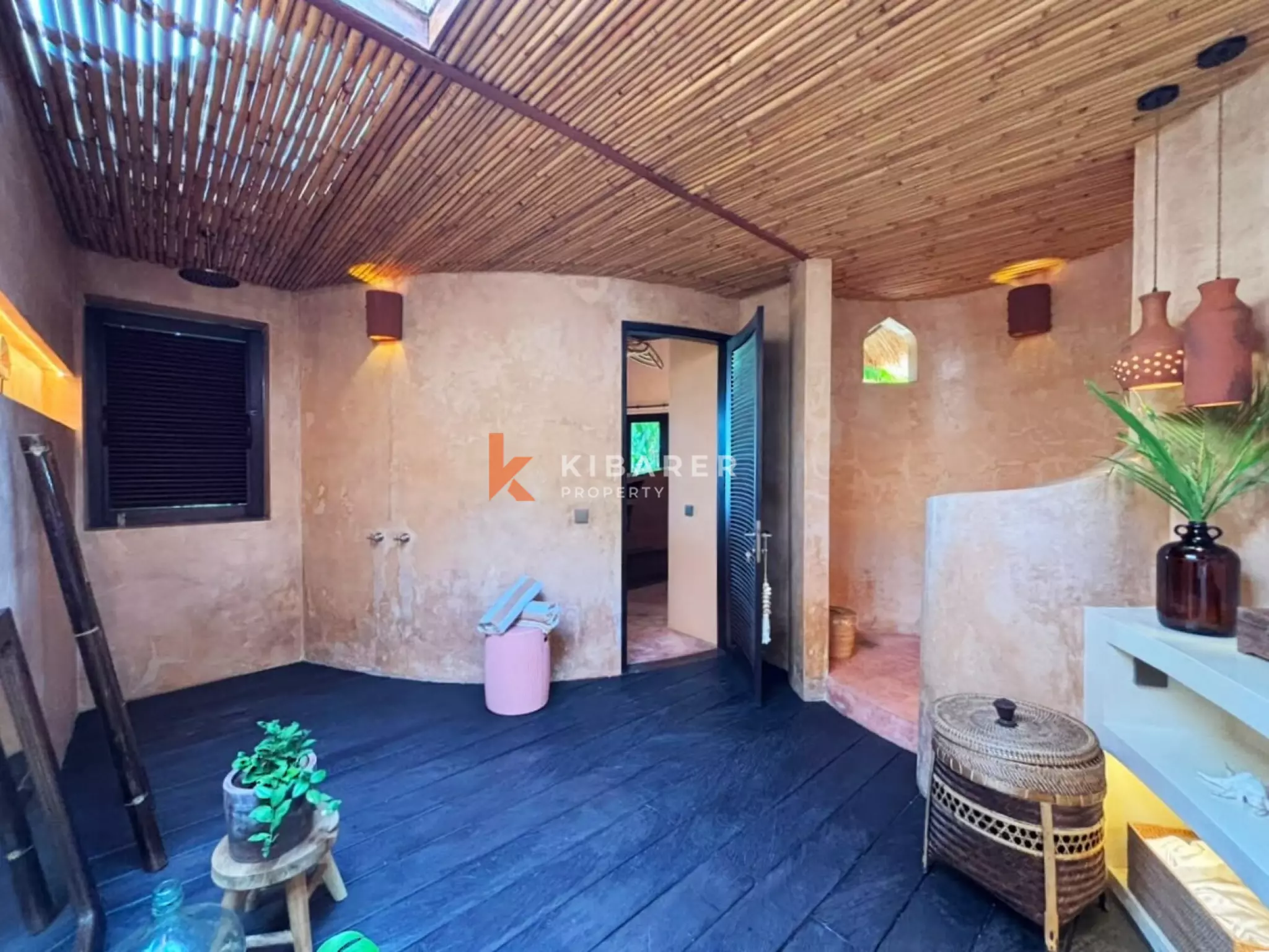 Kemegahan Tropis – Vila Lima Kamar Tidur dengan Taman Luas di Seseh