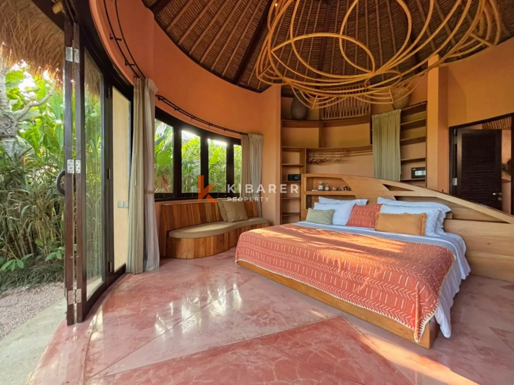 Kemegahan Tropis – Vila Lima Kamar Tidur dengan Taman Luas di Seseh