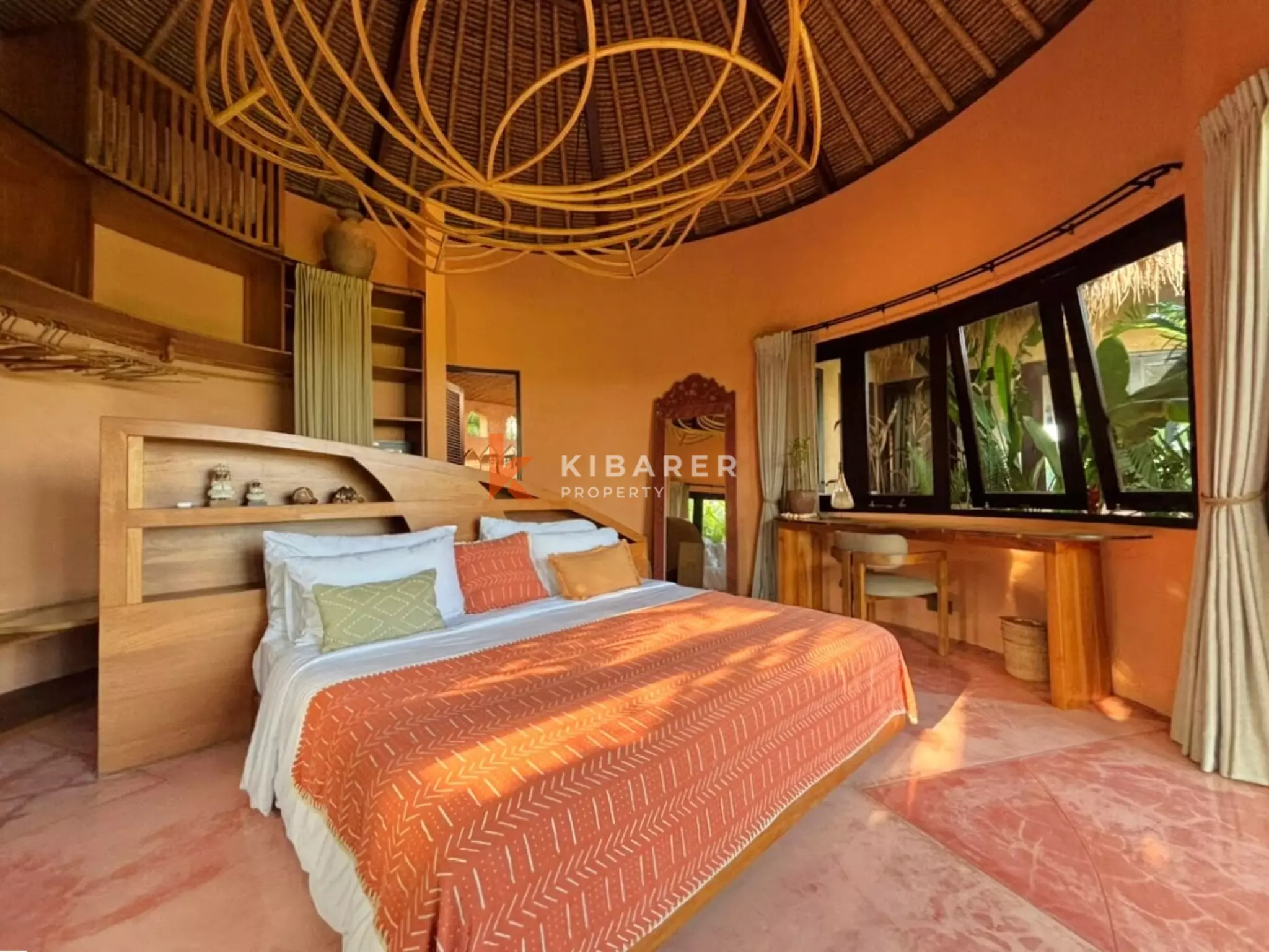 Kemegahan Tropis – Vila Lima Kamar Tidur dengan Taman Luas di Seseh