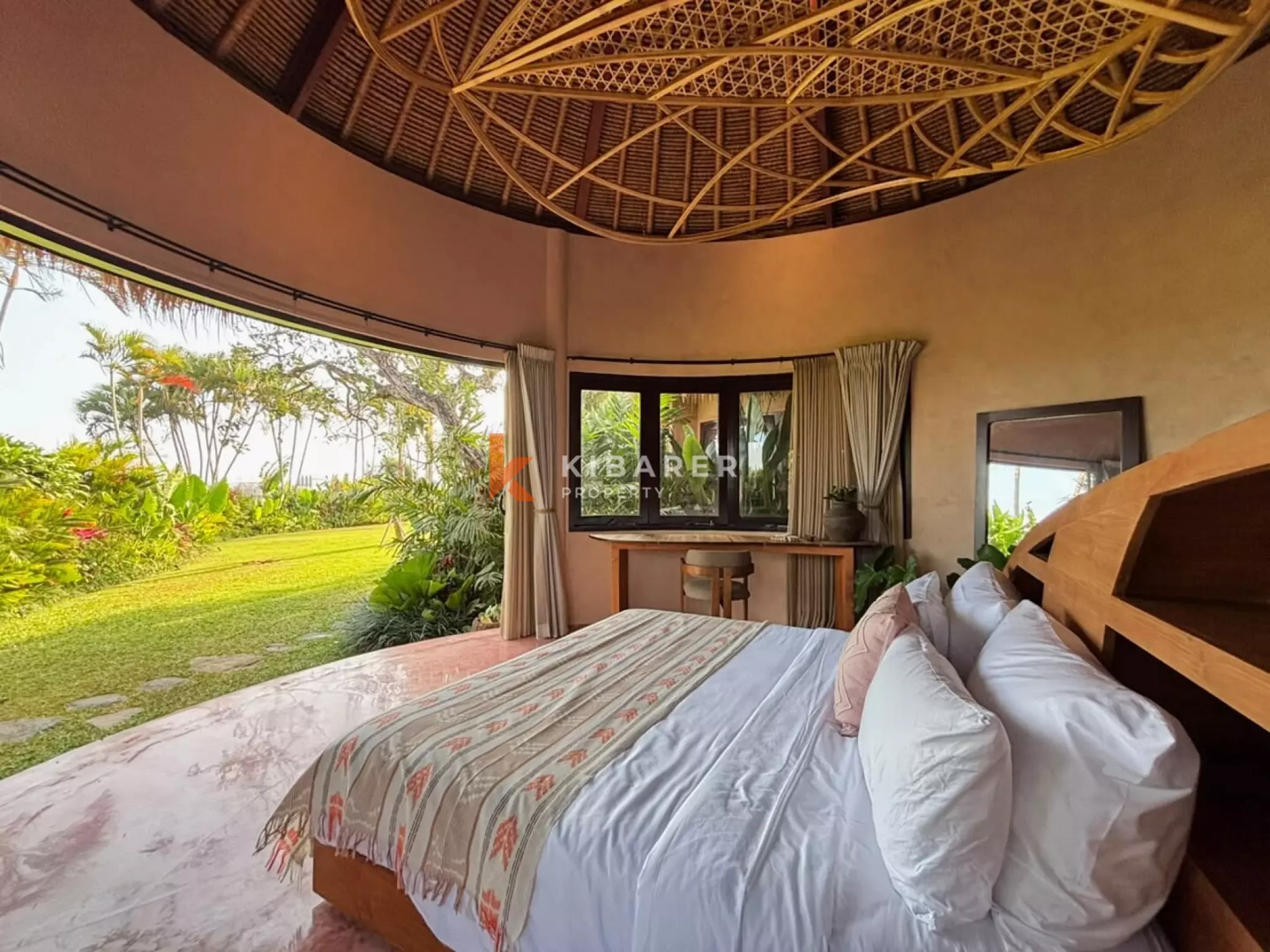 Kemegahan Tropis – Vila Lima Kamar Tidur dengan Taman Luas di Seseh