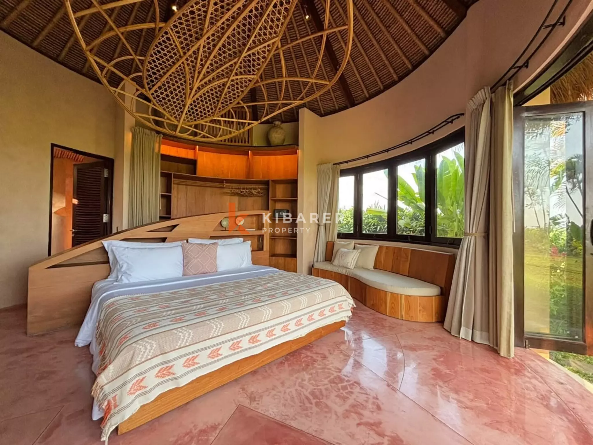 Kemegahan Tropis – Vila Lima Kamar Tidur dengan Taman Luas di Seseh