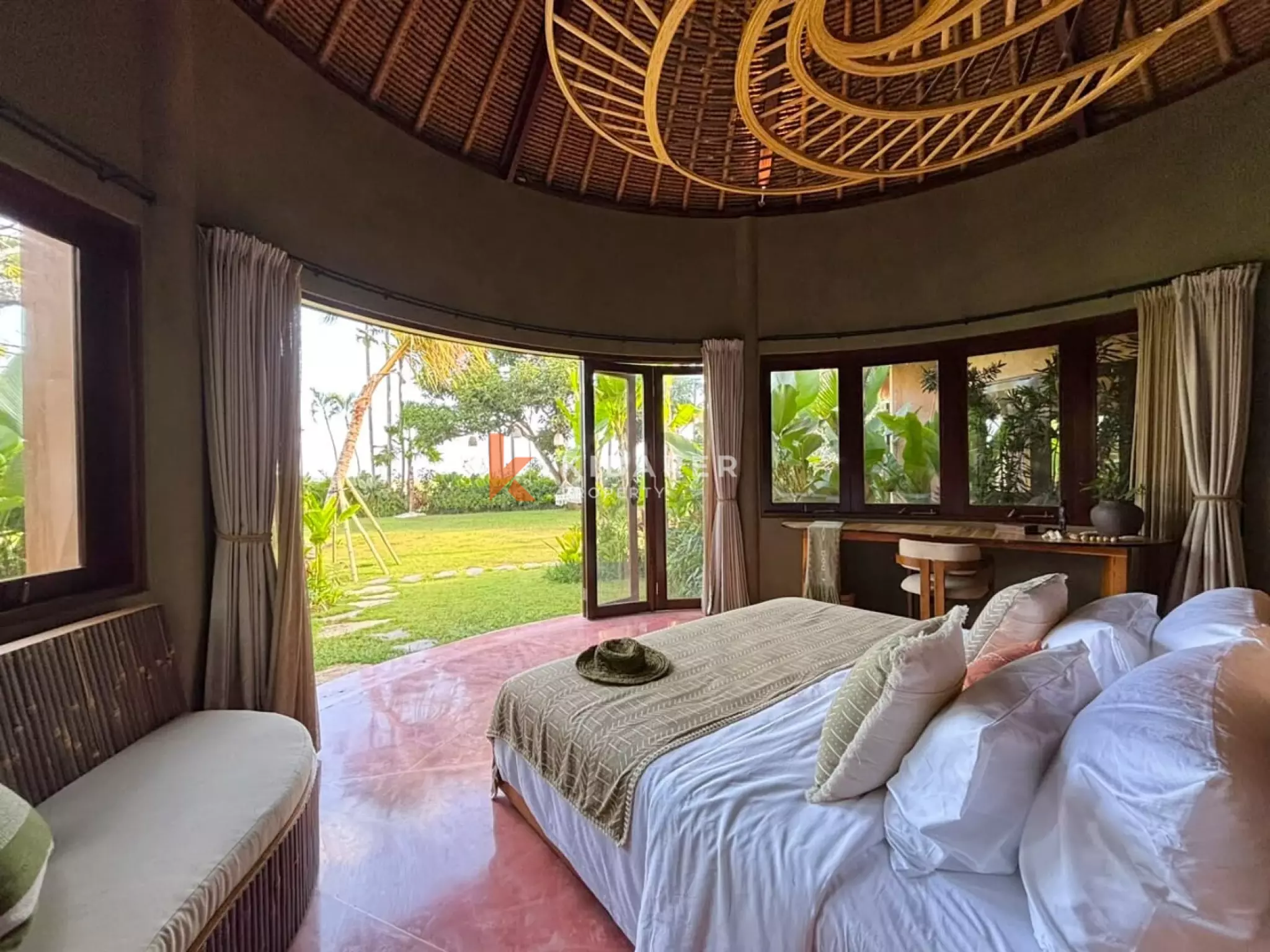 Kemegahan Tropis – Vila Lima Kamar Tidur dengan Taman Luas di Seseh