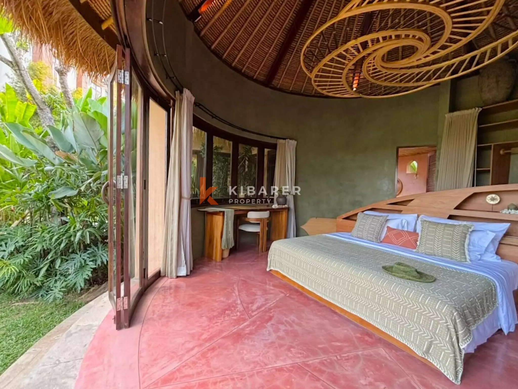 Kemegahan Tropis – Vila Lima Kamar Tidur dengan Taman Luas di Seseh