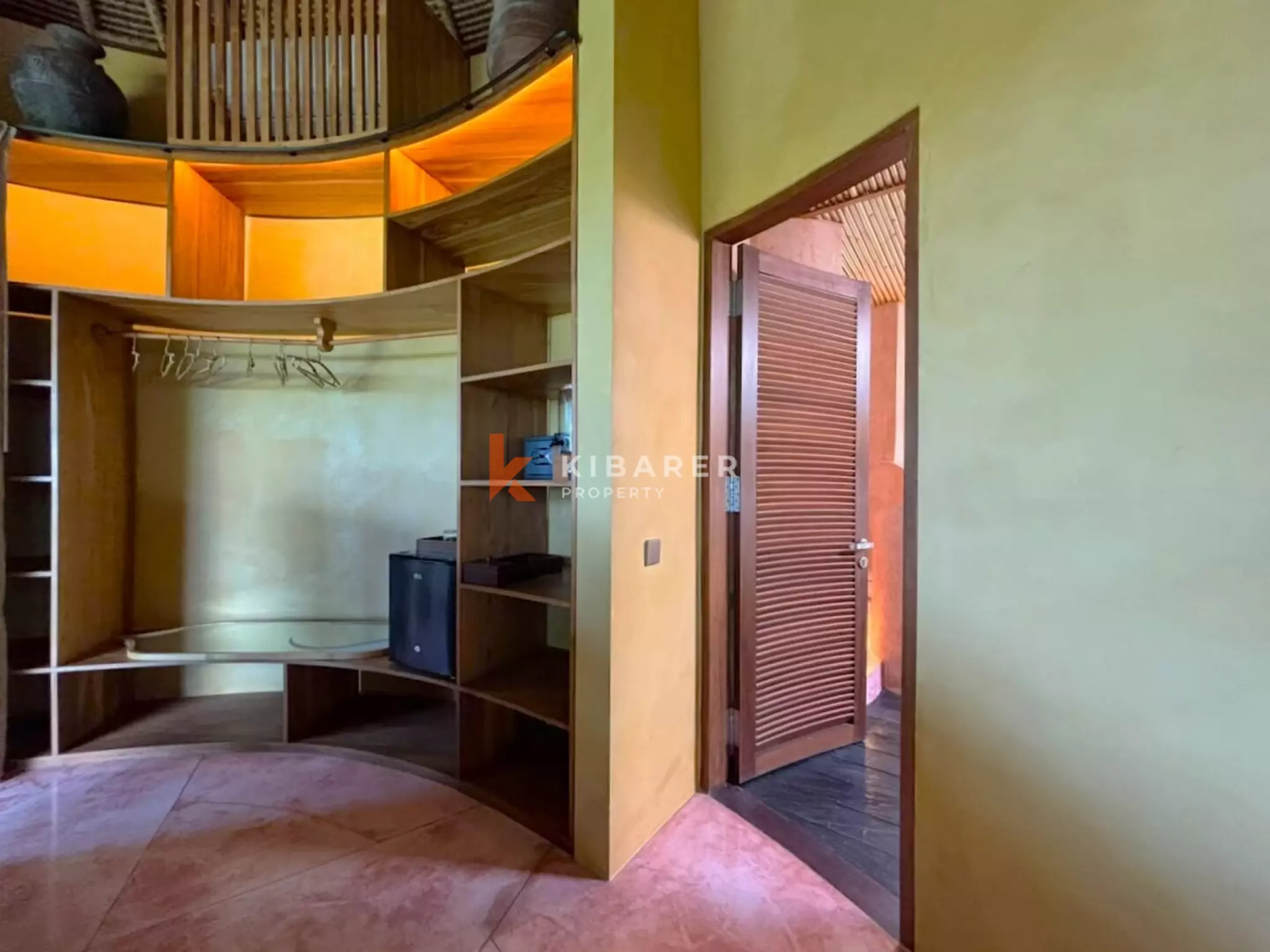 Kemegahan Tropis – Vila Lima Kamar Tidur dengan Taman Luas di Seseh