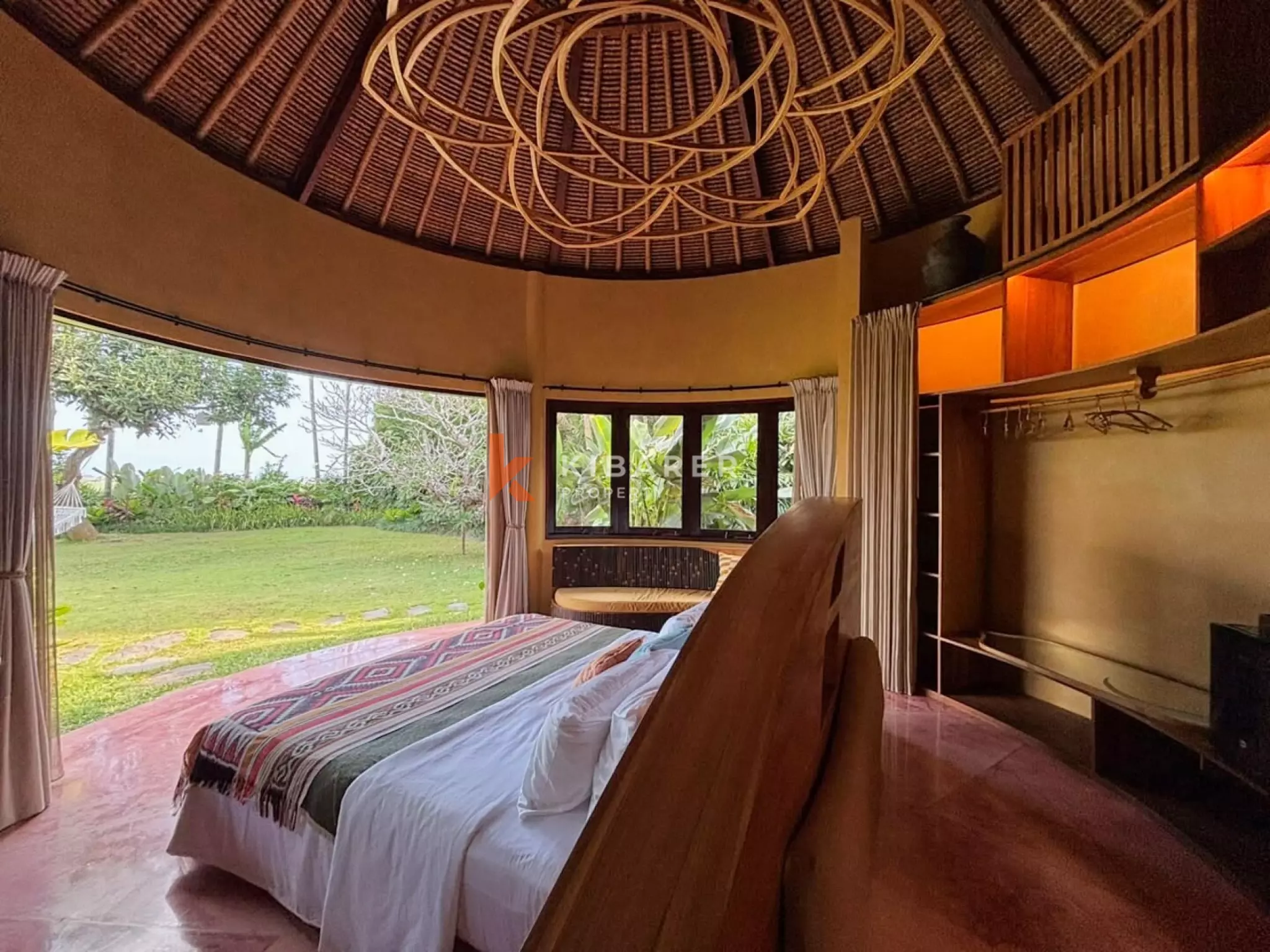 Kemegahan Tropis – Vila Lima Kamar Tidur dengan Taman Luas di Seseh