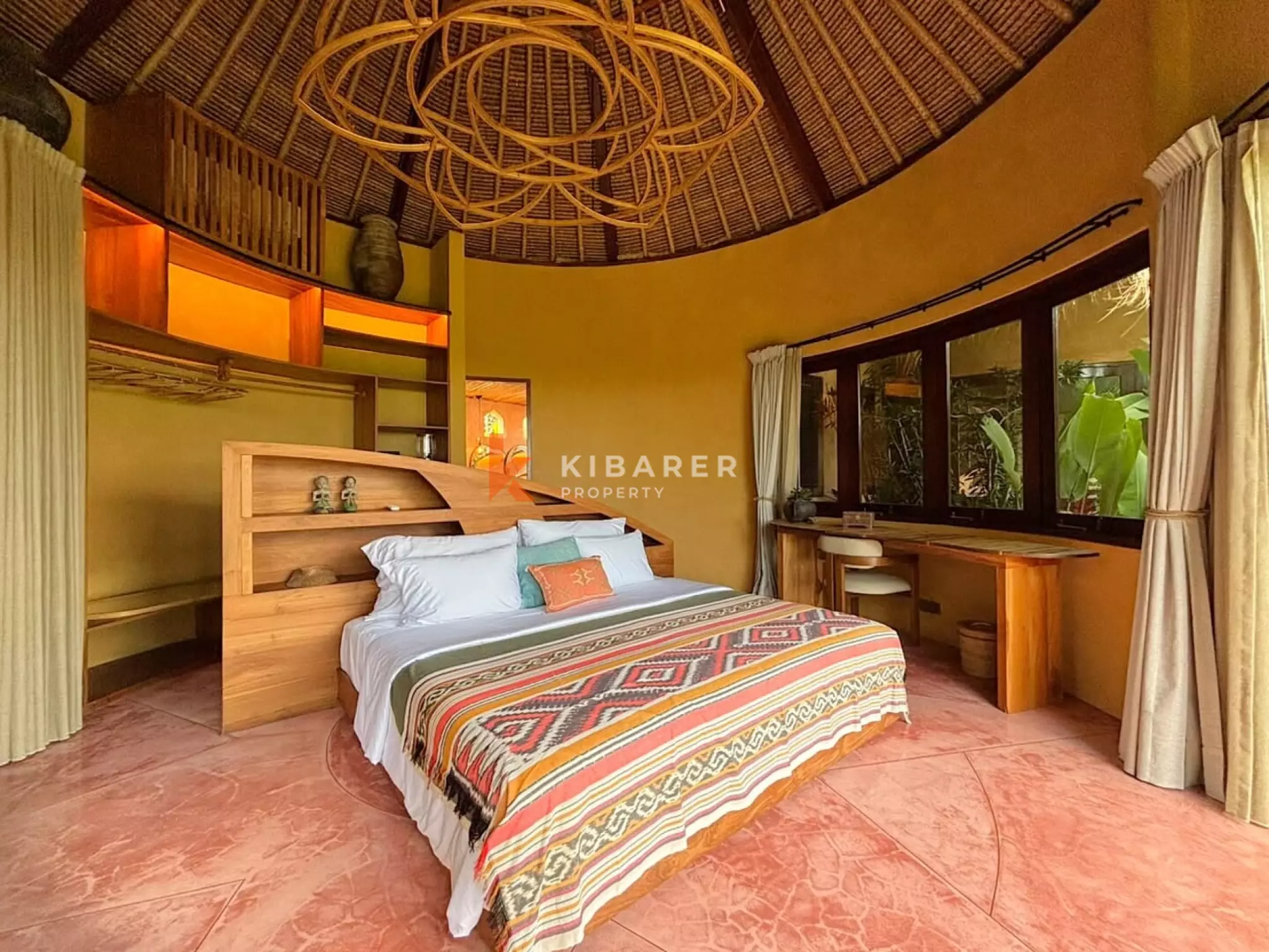 Kemegahan Tropis – Vila Lima Kamar Tidur dengan Taman Luas di Seseh