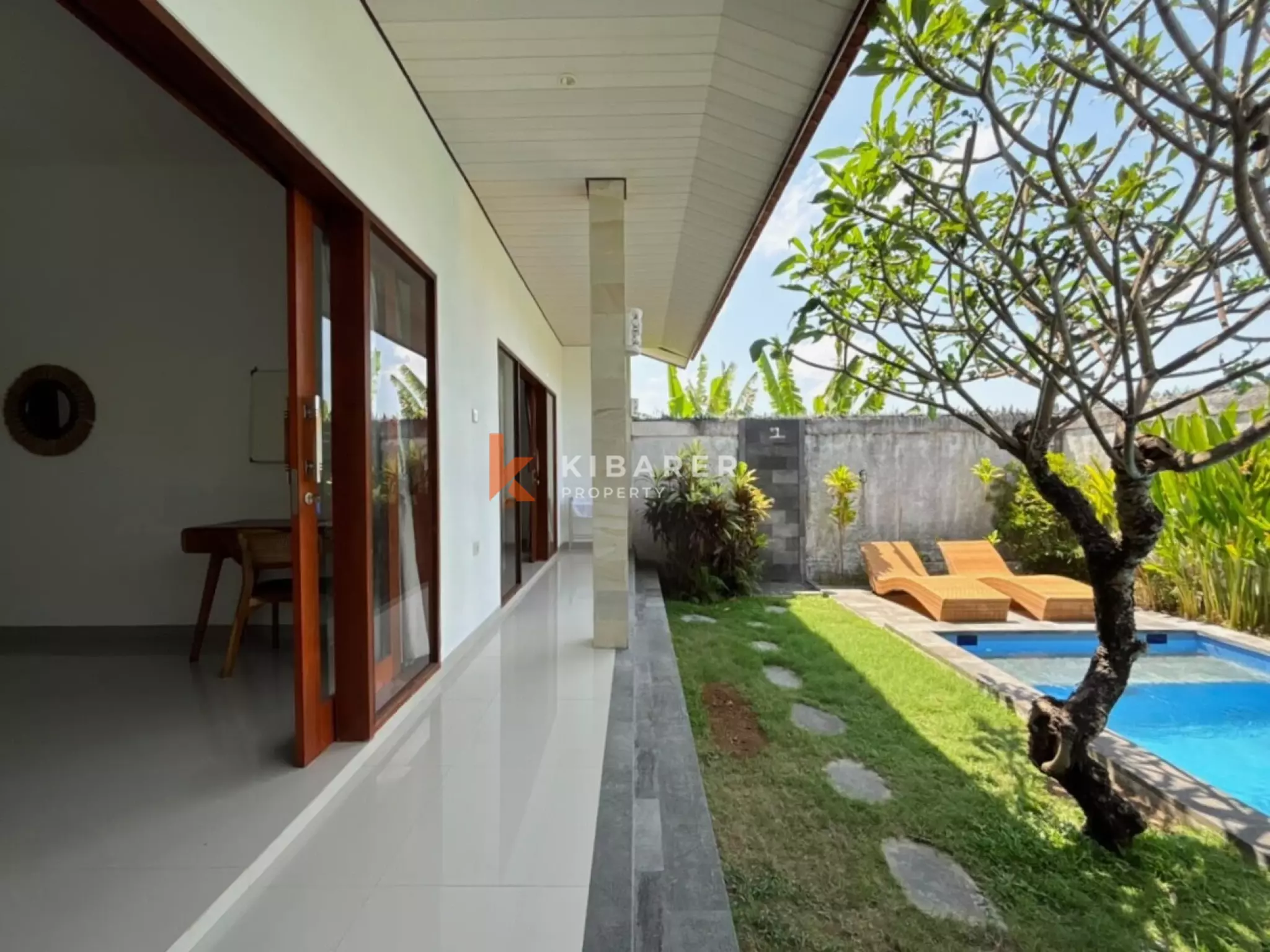 Hunian Tropis Berkonsep Terbuka – Vila Tiga Kamar Tidur di Padonan