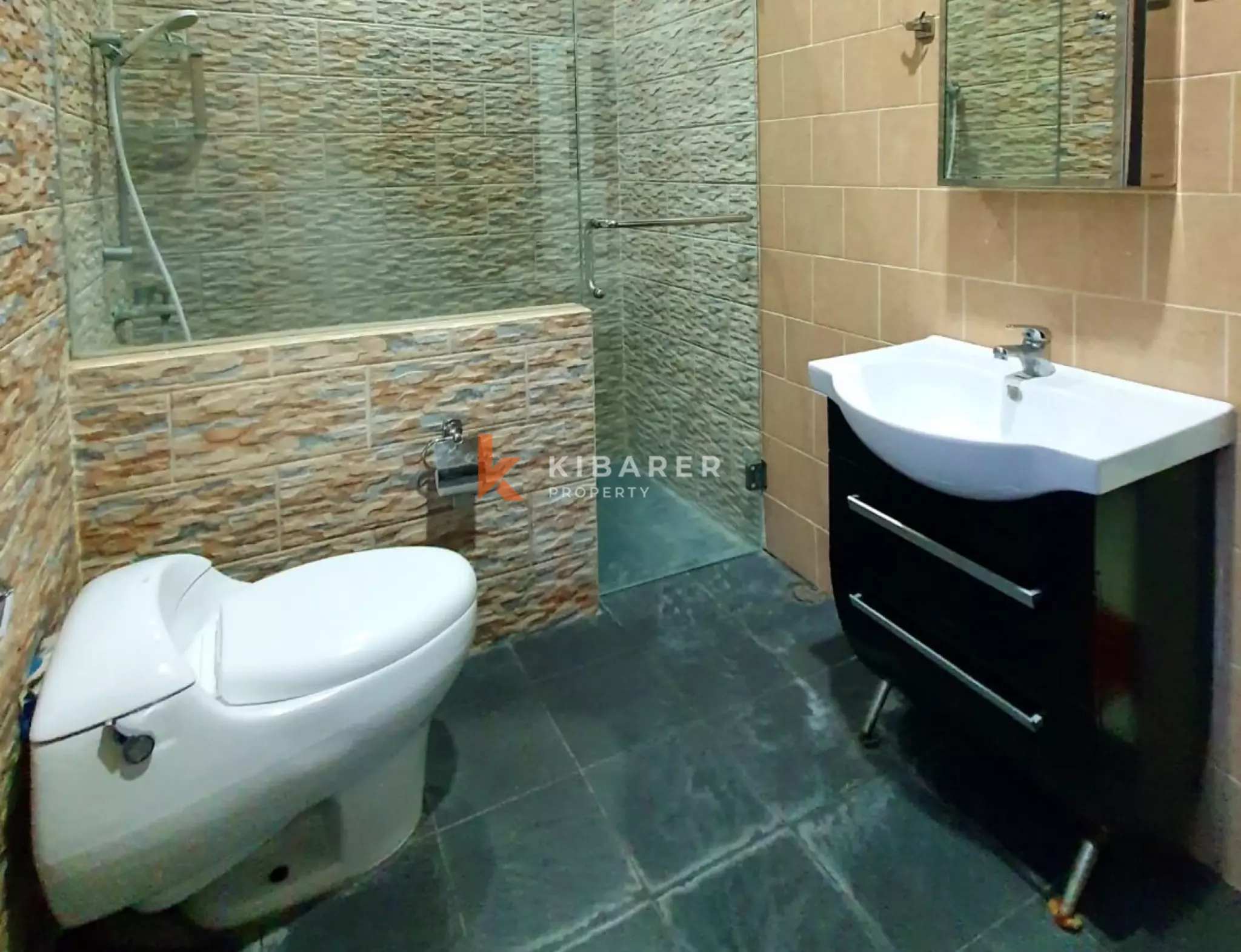 The Pool House – Hunian Tropis dengan Empat Kamar Tidur di Jimbaran