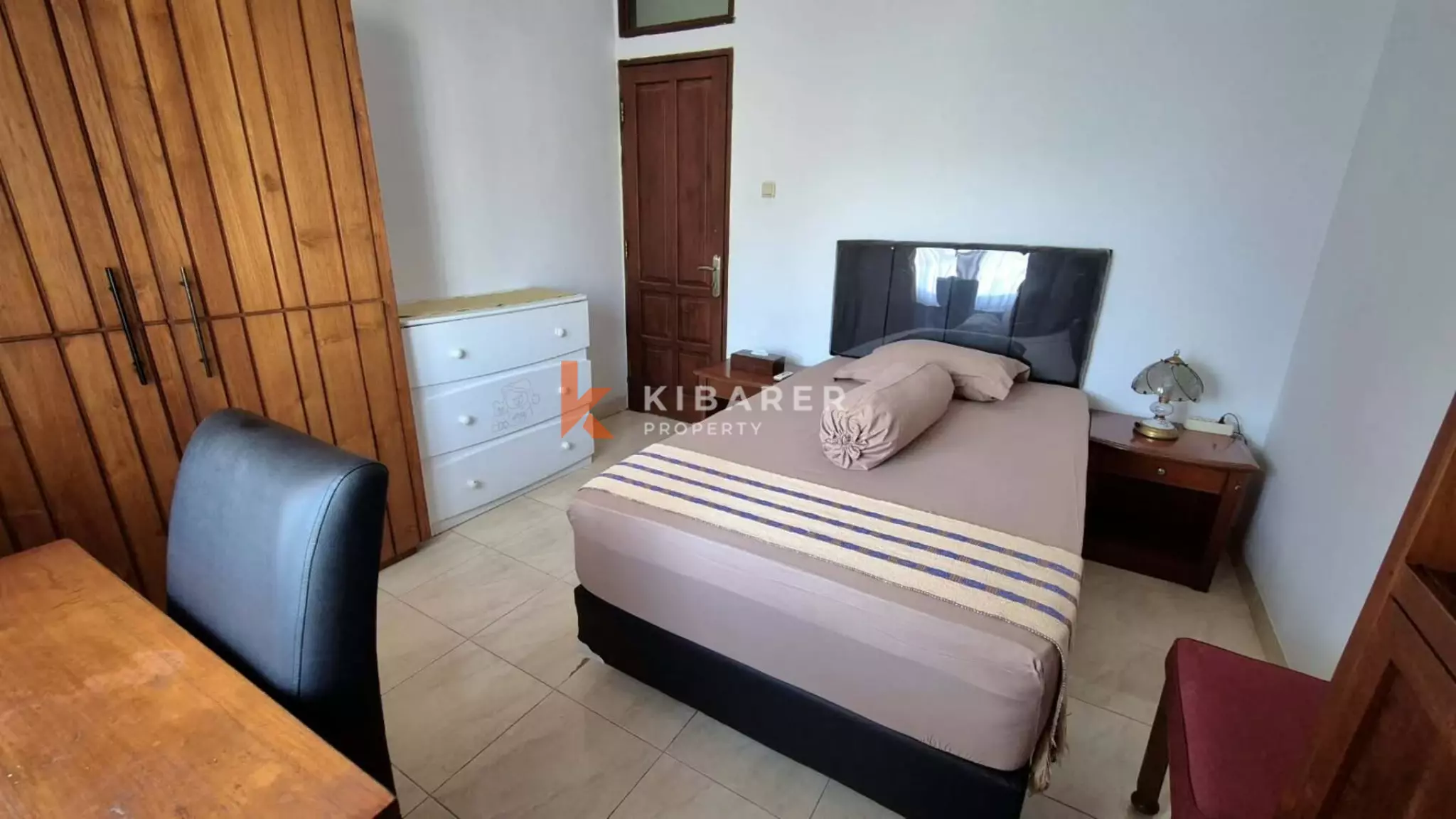 The Pool House – Hunian Tropis dengan Empat Kamar Tidur di Jimbaran