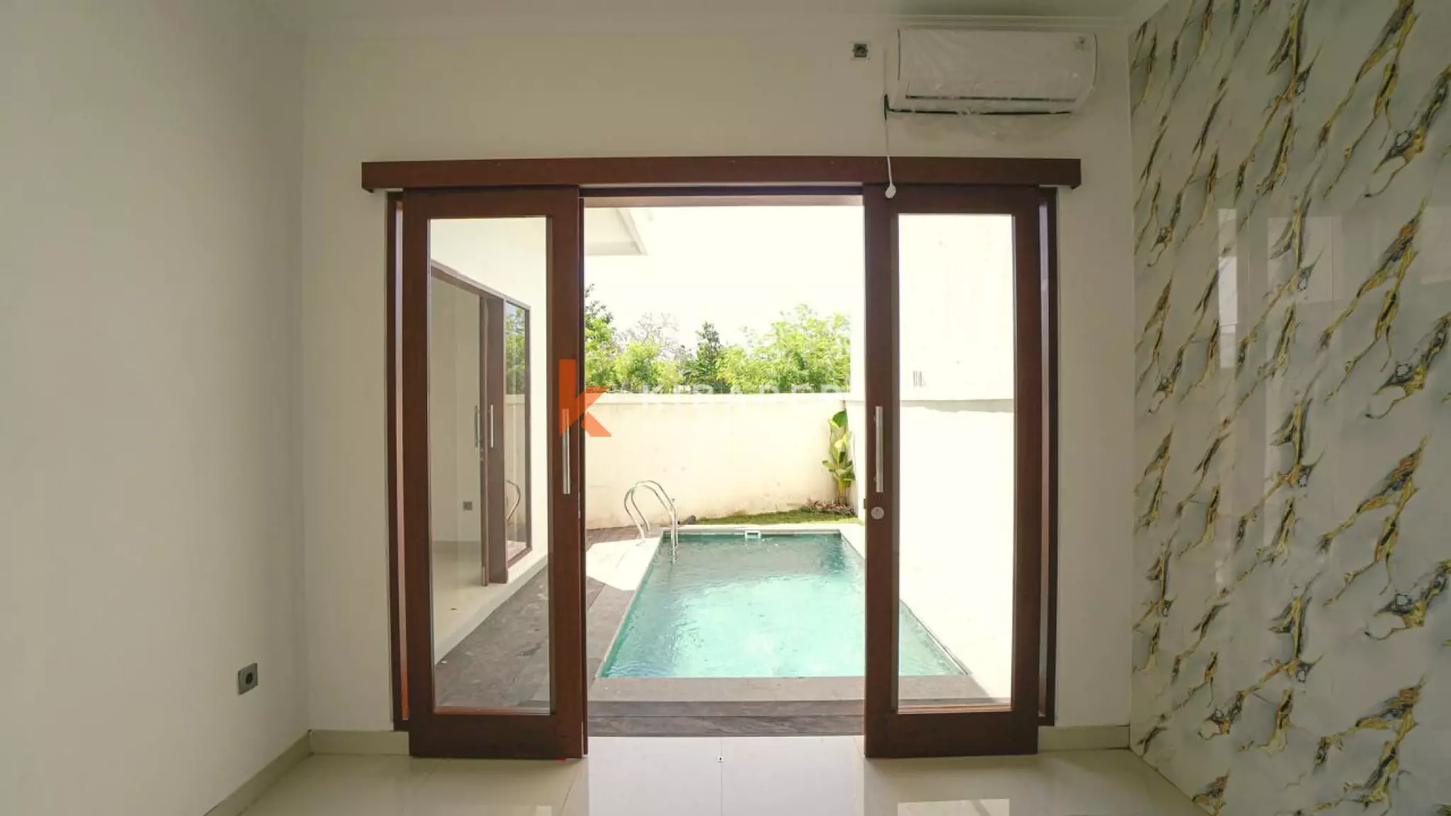 Villa Kontemporer Tiga Kamar Tidur Tanpa Perabot untuk Disewa di Munggu