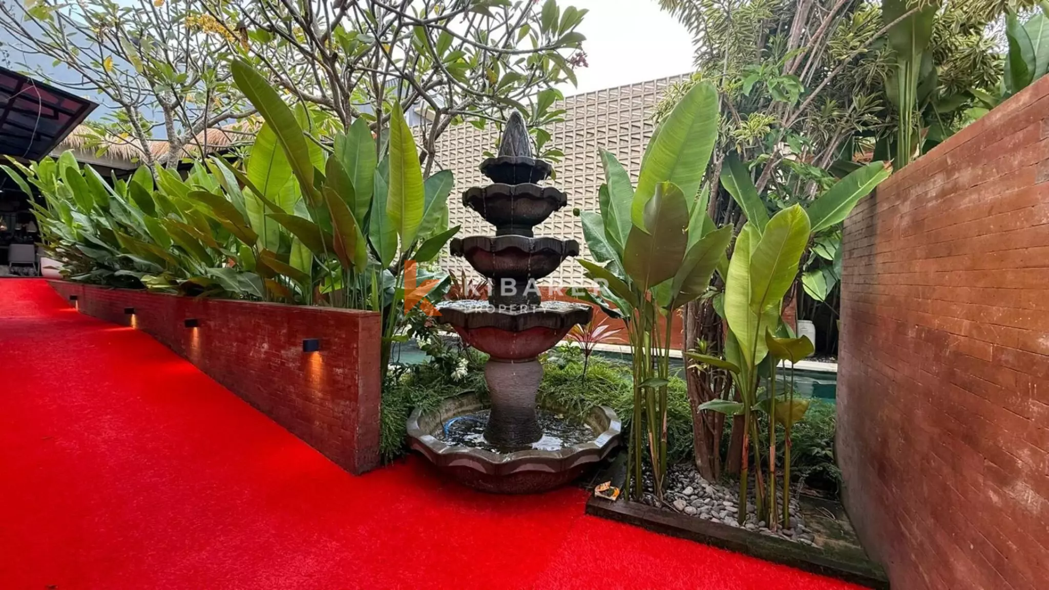Hunian Tropis yang Estetis – Vila Lima Kamar Tidur dengan Jacuzzi di Kayu Tulang