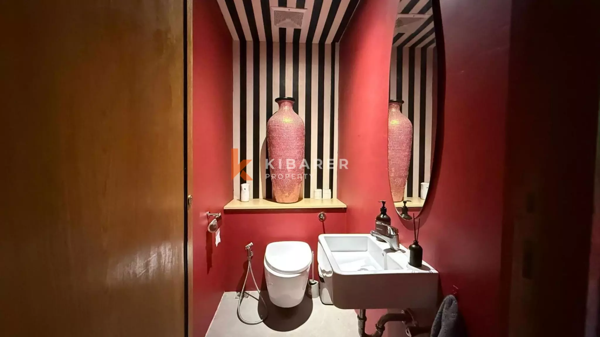 Hunian Tropis yang Estetis – Vila Lima Kamar Tidur dengan Jacuzzi di Kayu Tulang