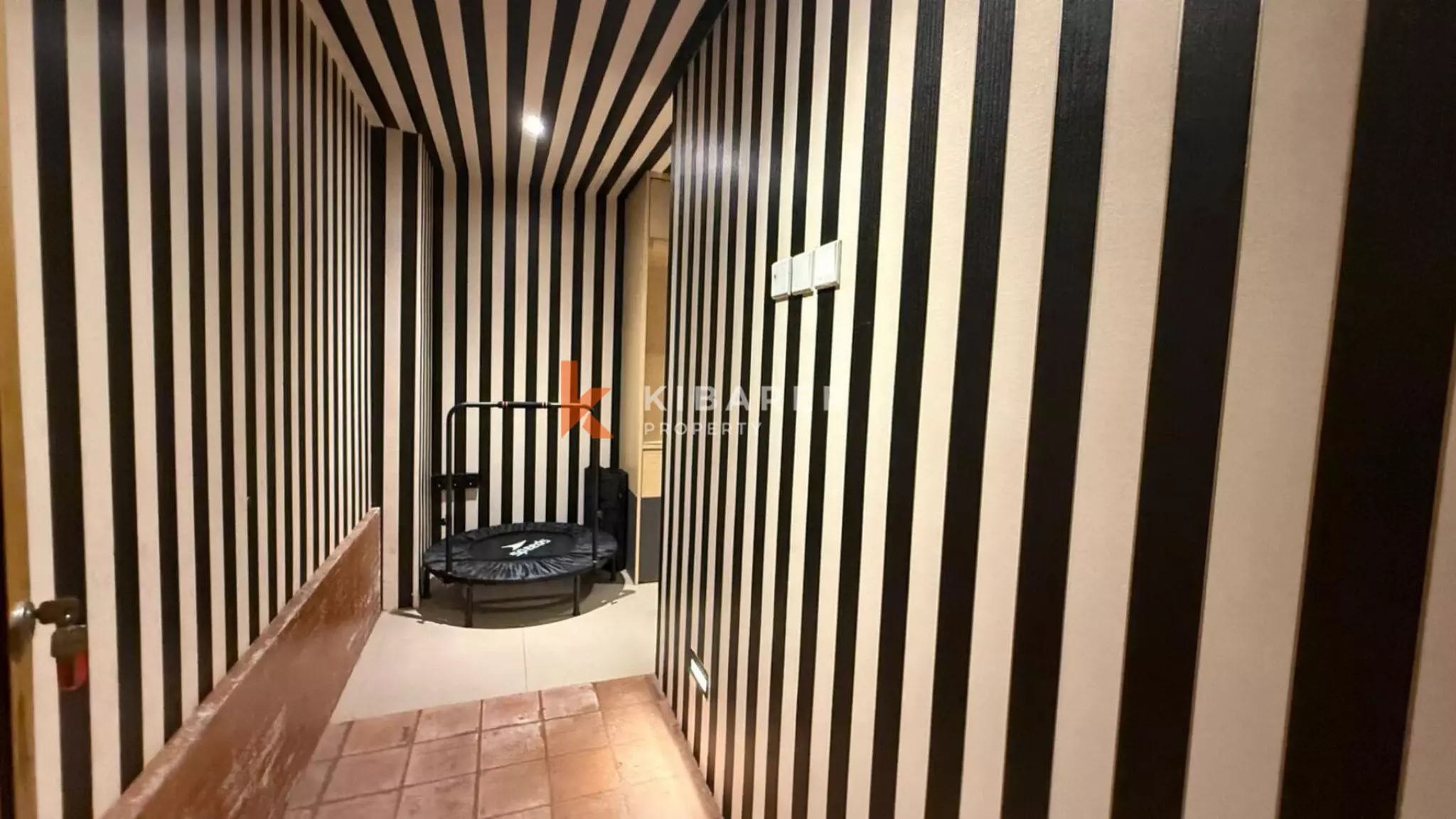 Hunian Tropis yang Estetis – Vila Lima Kamar Tidur dengan Jacuzzi di Kayu Tulang
